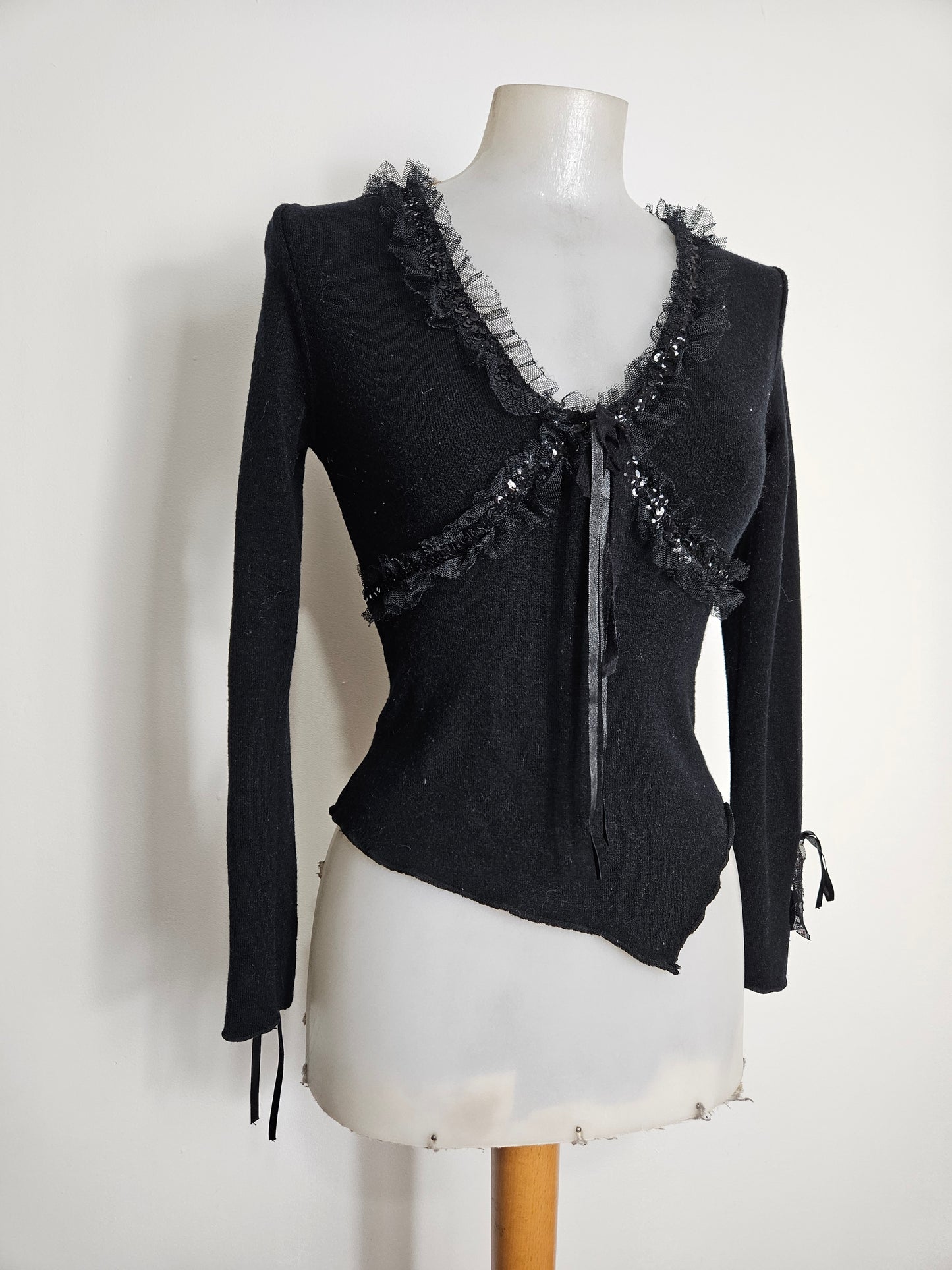 Pull noir à détails