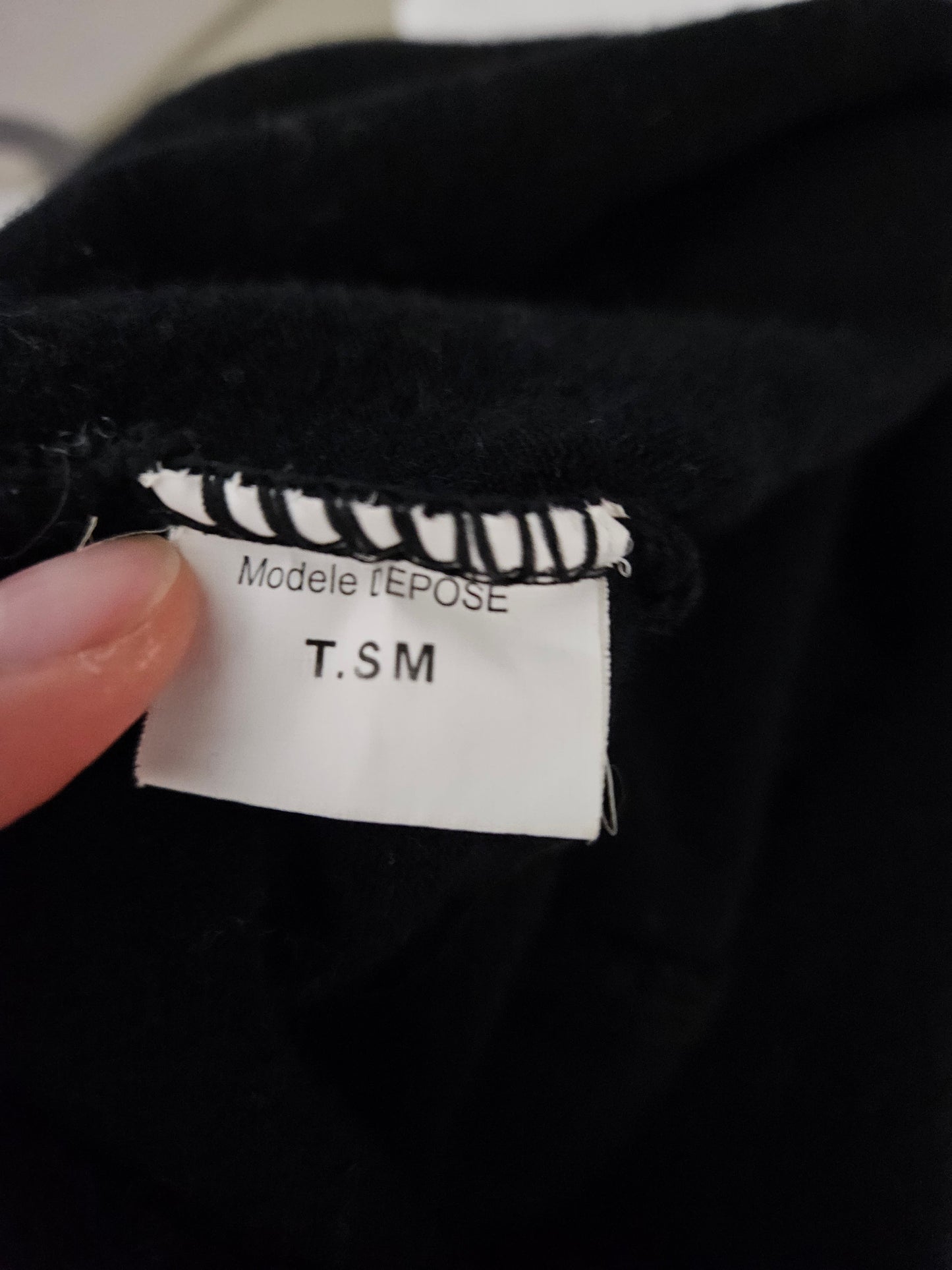 Pull noir à détails