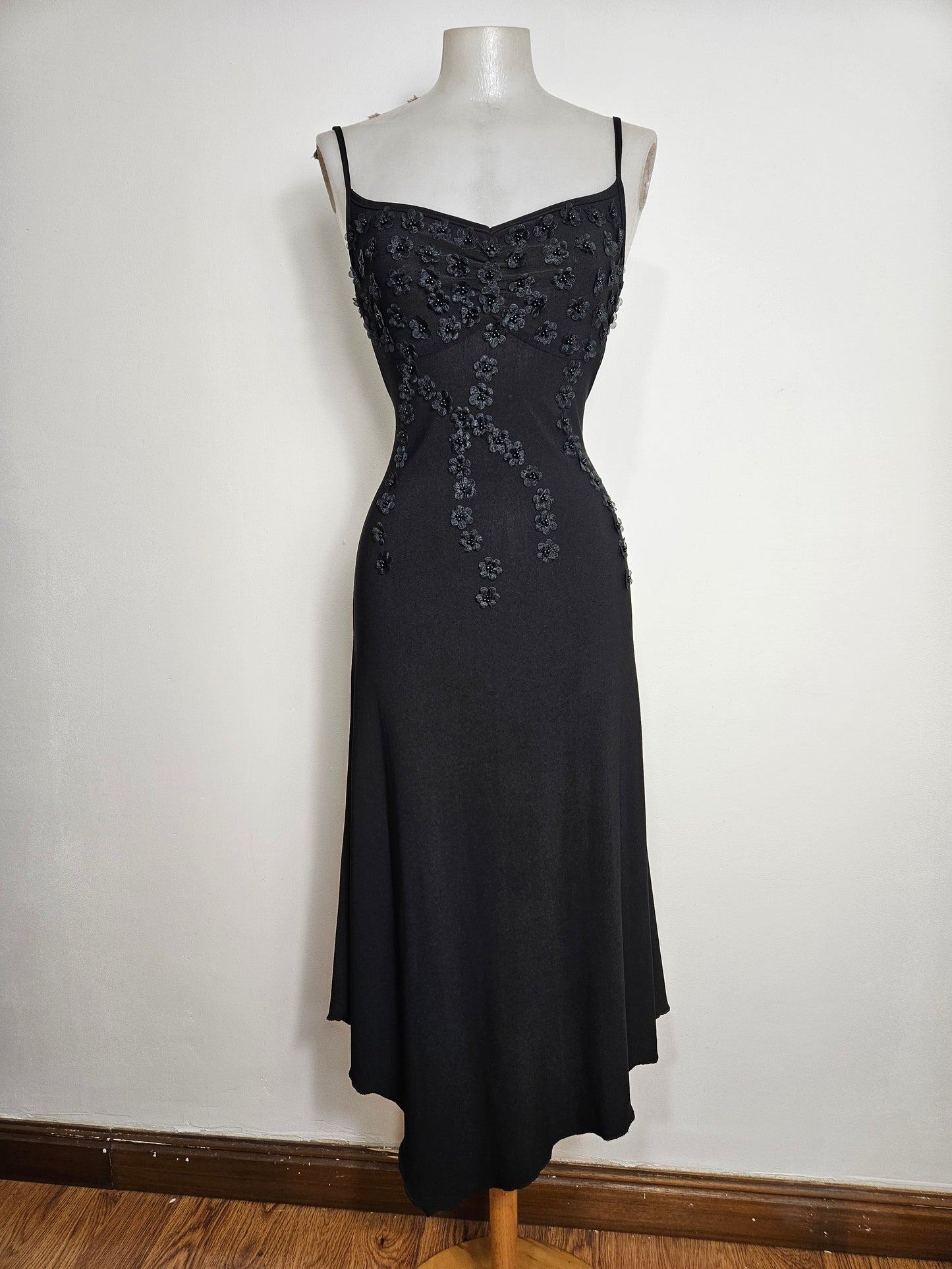 Vestido asimétrico bordado con flores