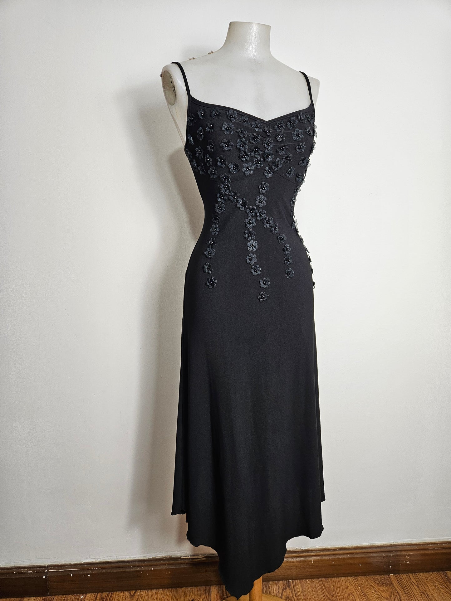 Vestido asimétrico bordado con flores