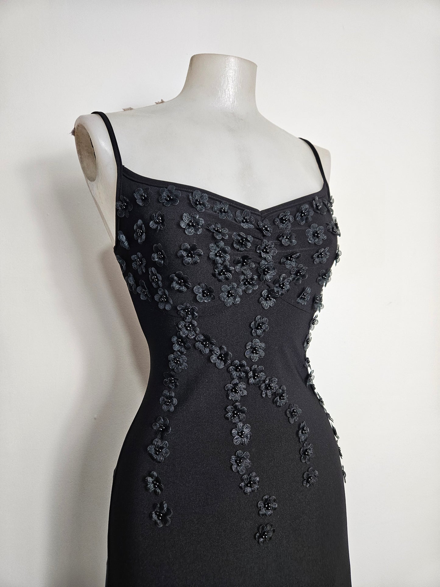 Vestido asimétrico bordado con flores