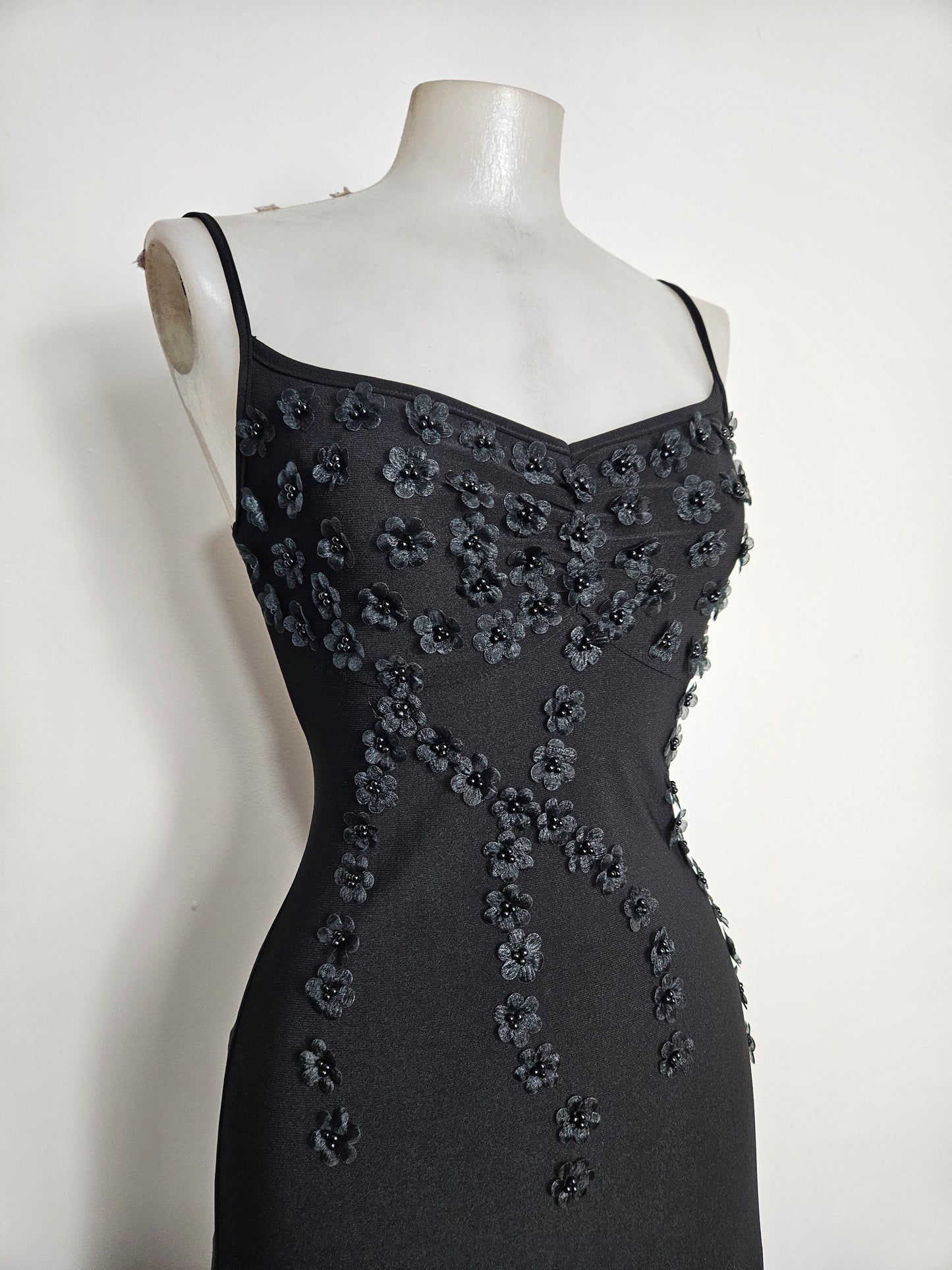 Vestido asimétrico bordado con flores
