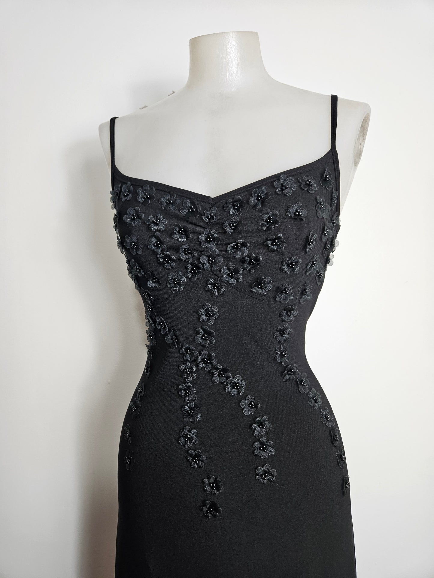 Vestido asimétrico bordado con flores