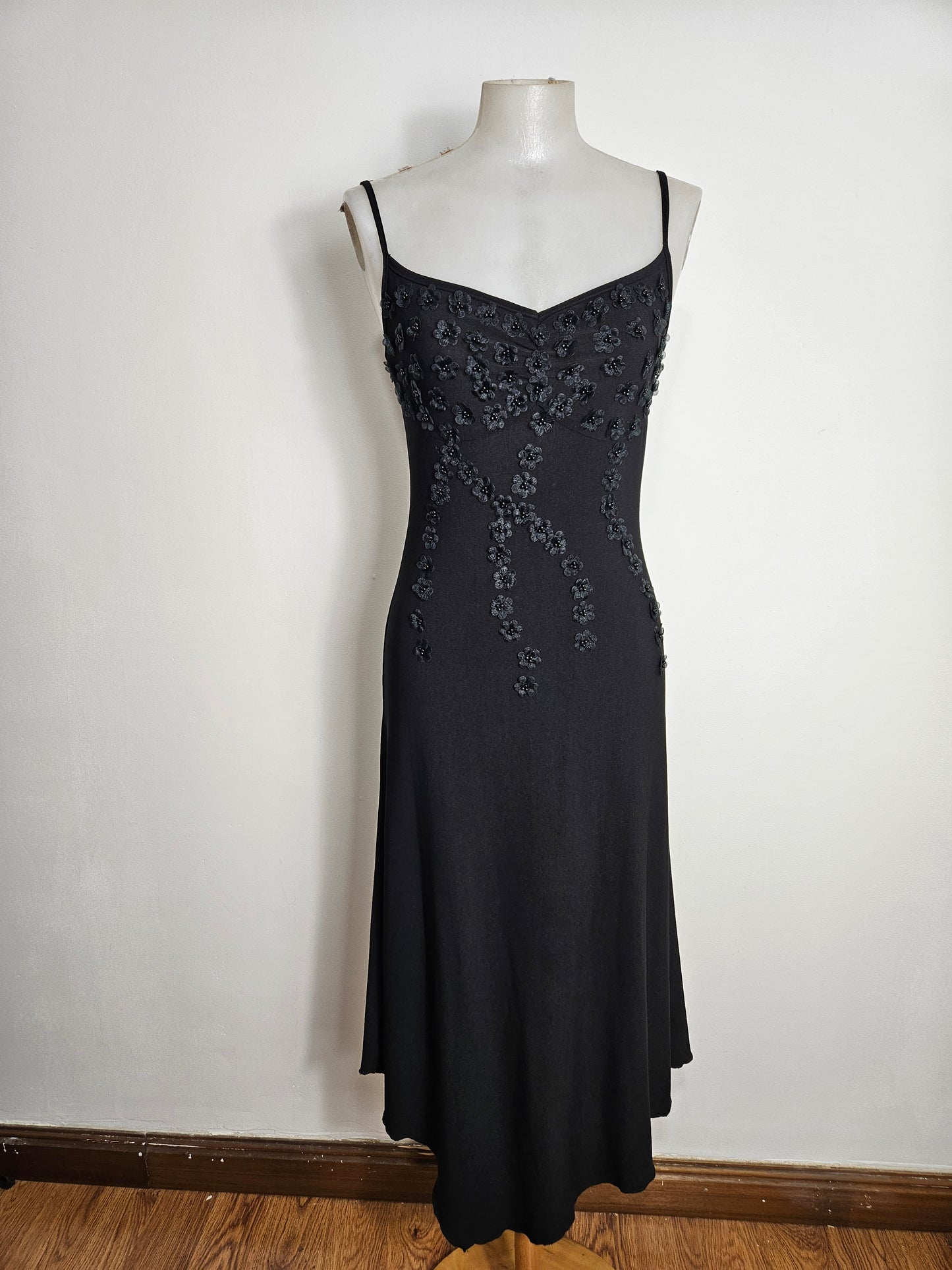 Vestido asimétrico bordado con flores