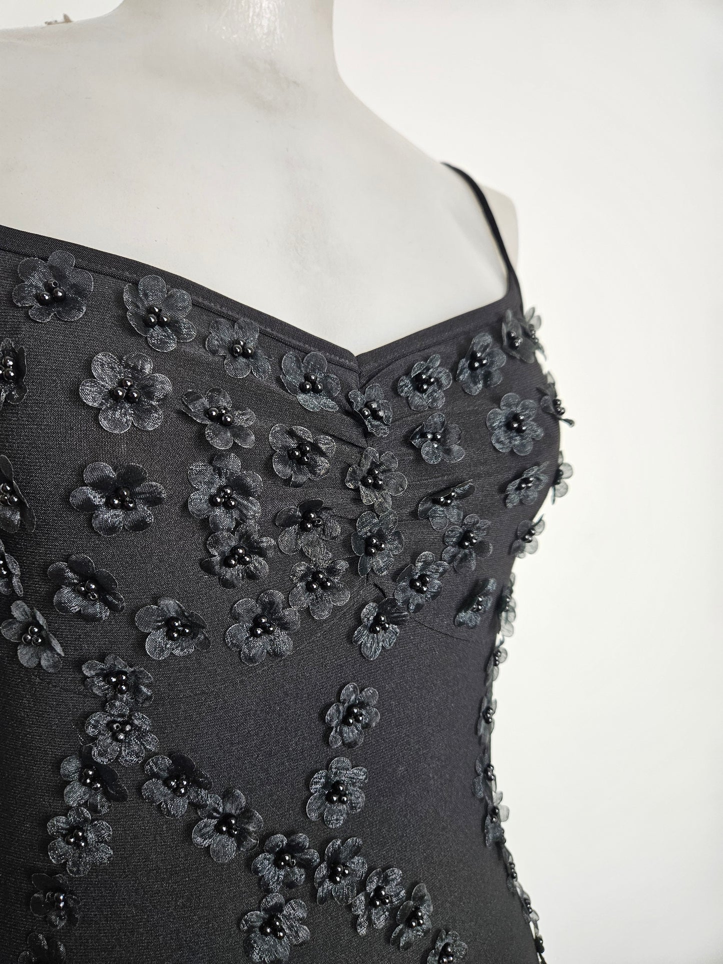 Vestido asimétrico bordado con flores