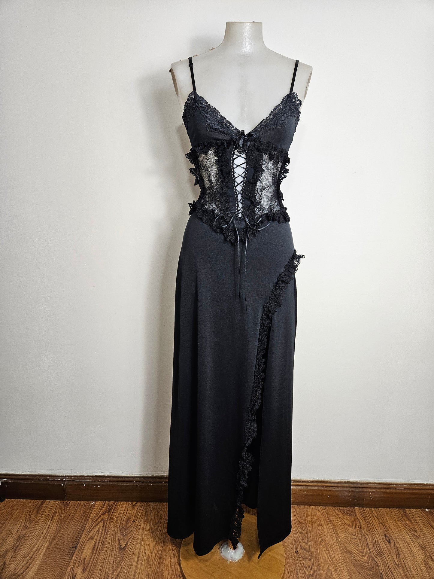 Robe noire dentelle et laçage