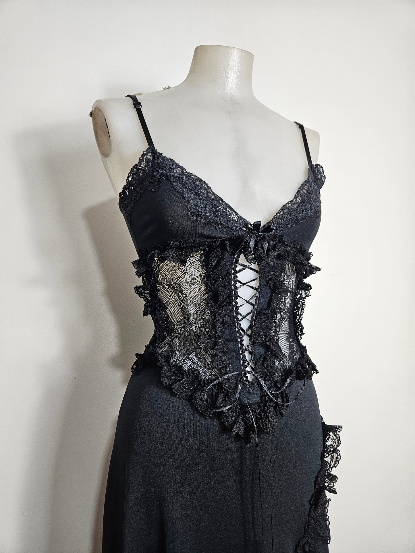 Robe noire dentelle et laçage