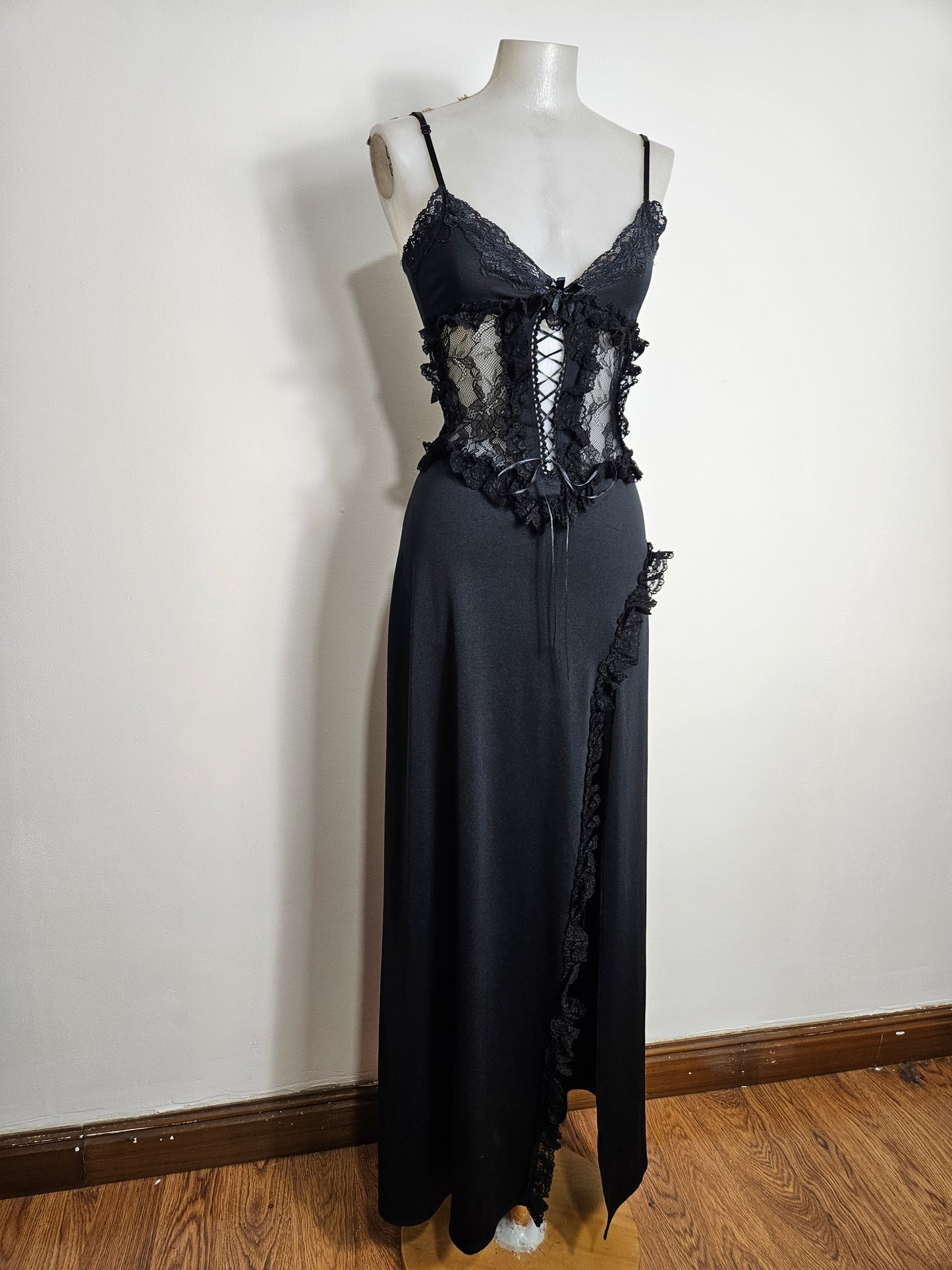 Robe noire dentelle et laçage