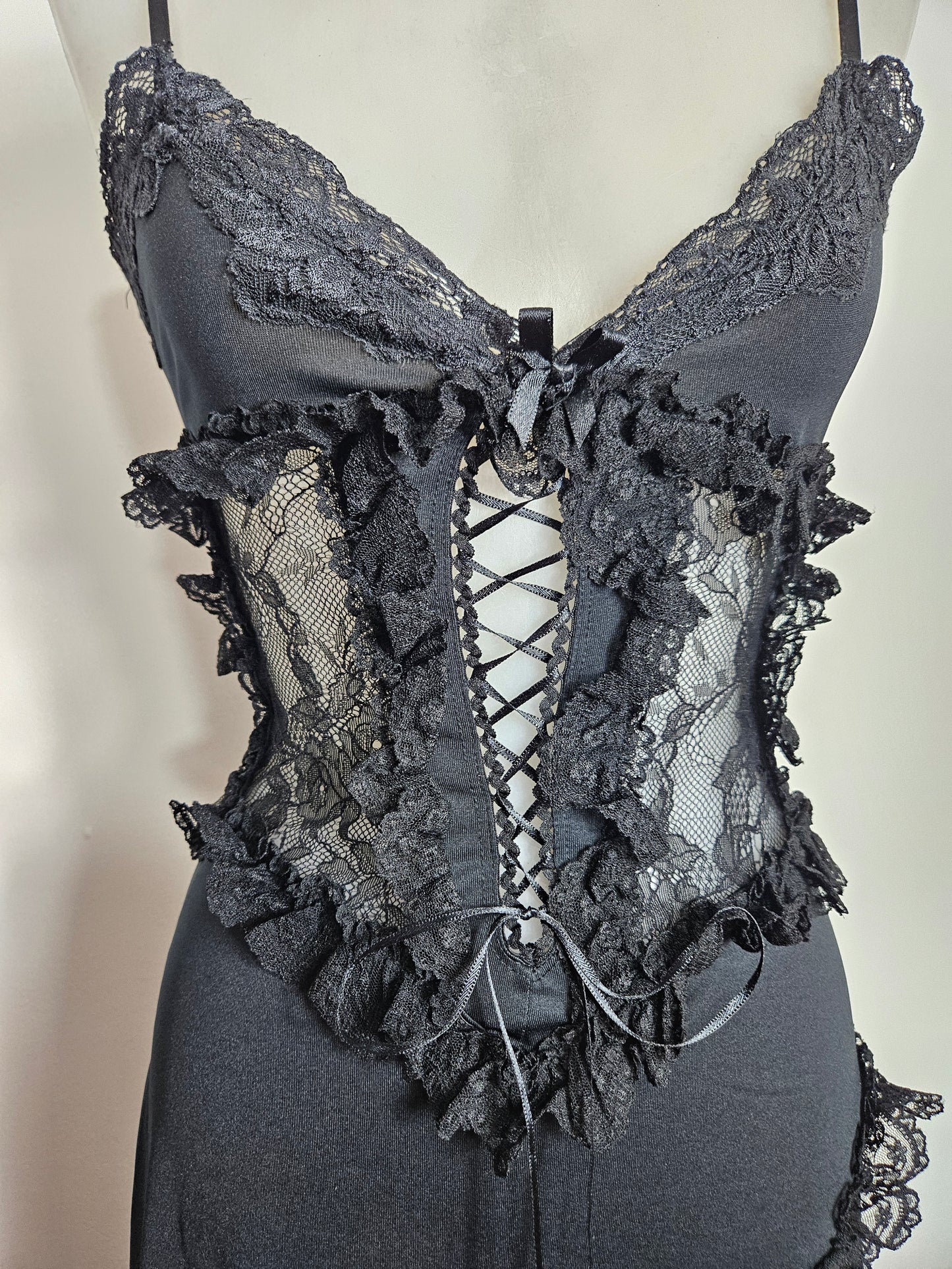 Robe noire dentelle et laçage