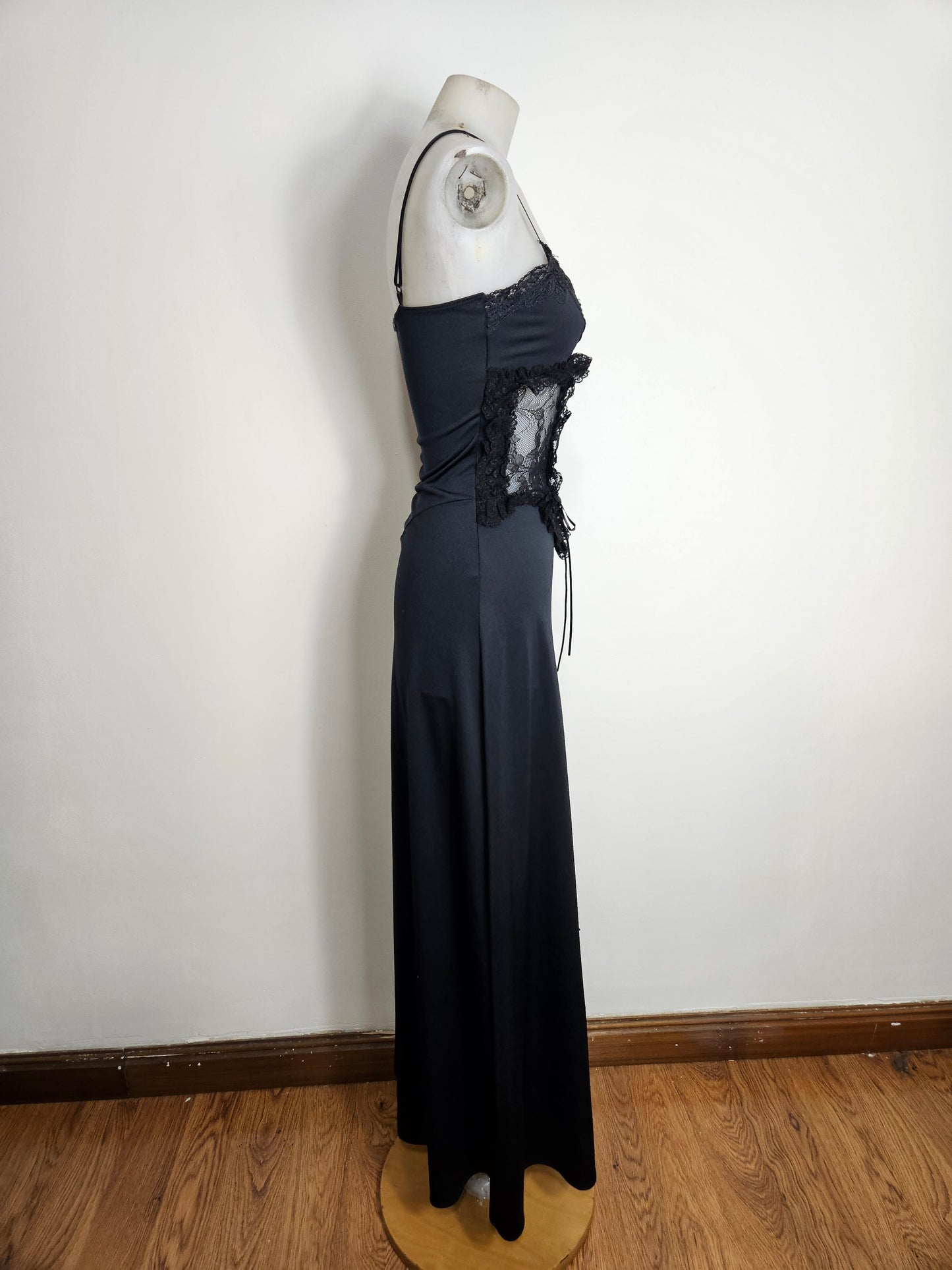 Robe noire dentelle et laçage
