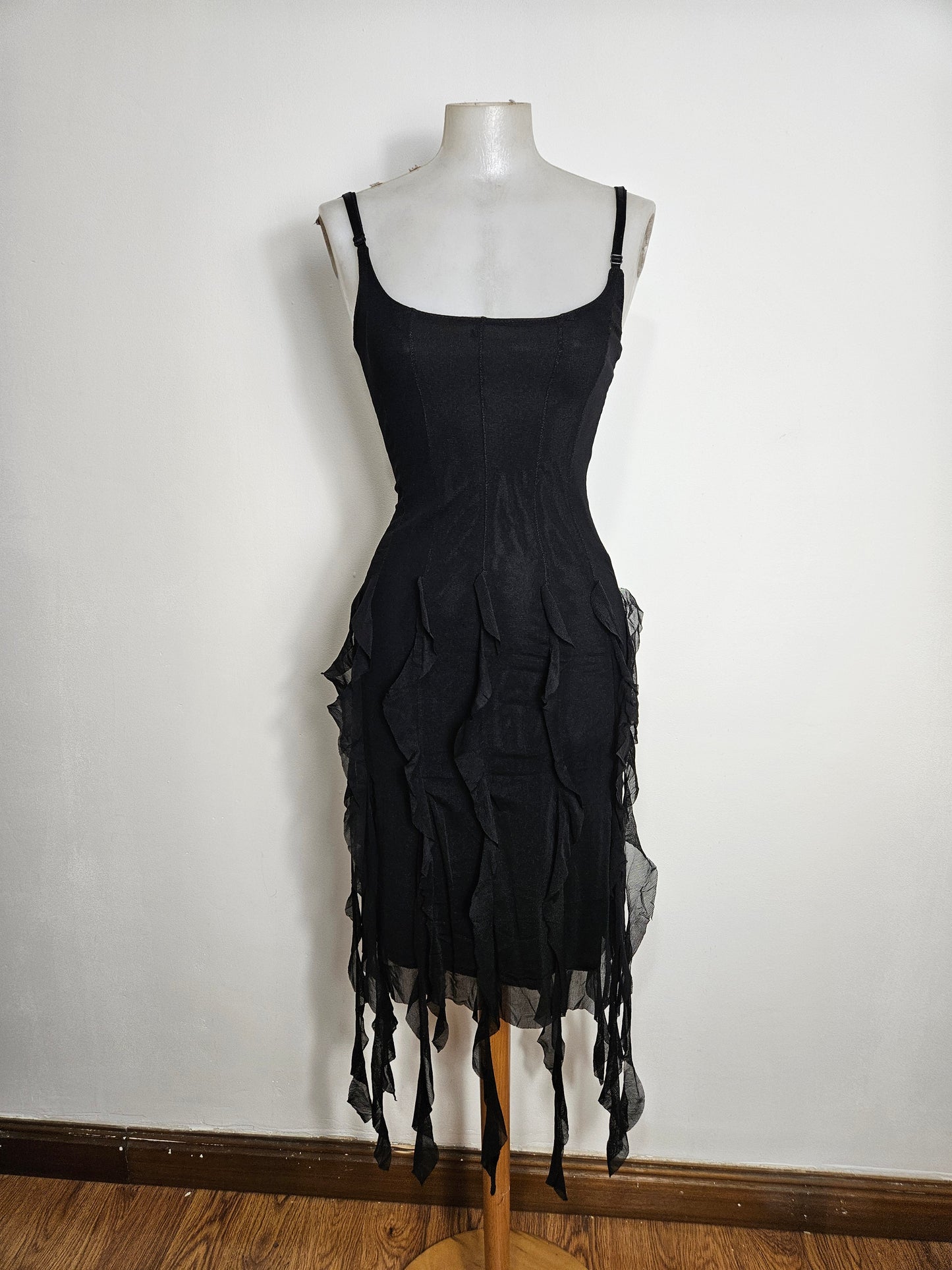Vestido asimétrico de gasa con volantes