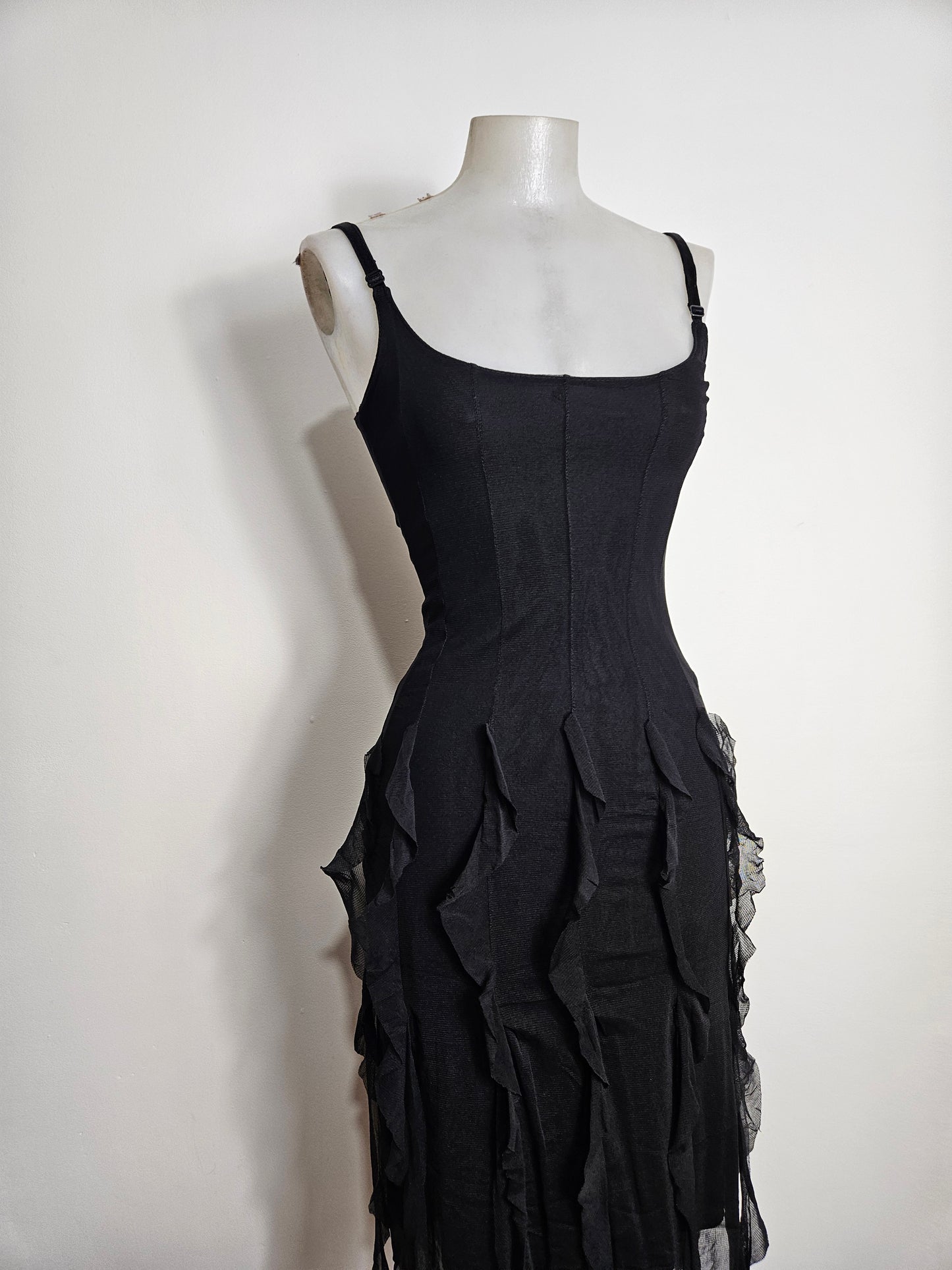Vestido asimétrico de gasa con volantes