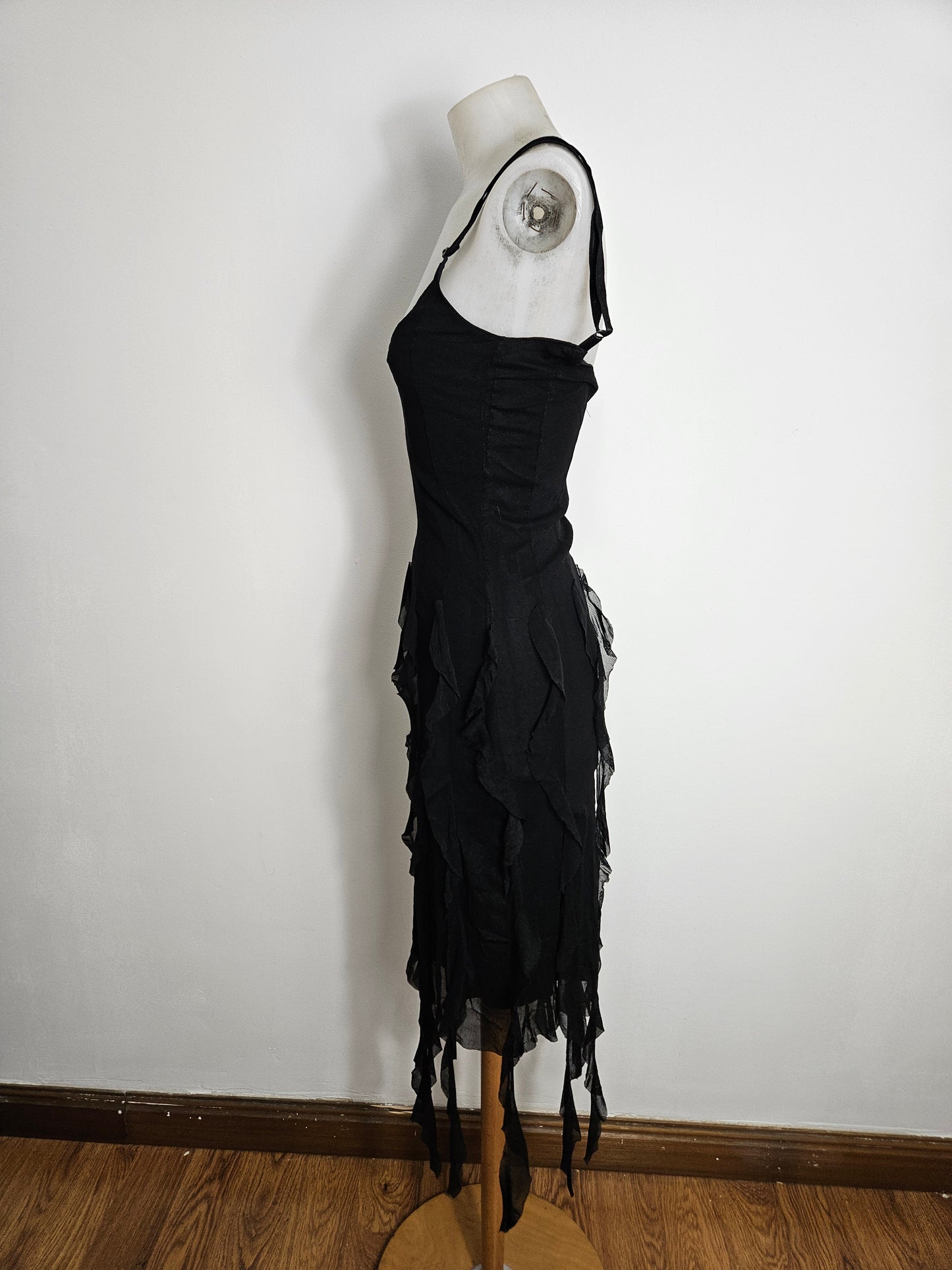 Vestido asimétrico de gasa con volantes