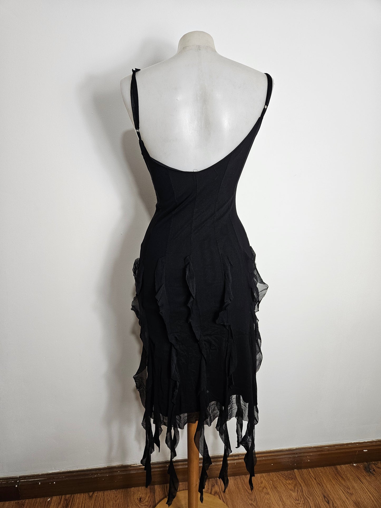 Vestido asimétrico de gasa con volantes