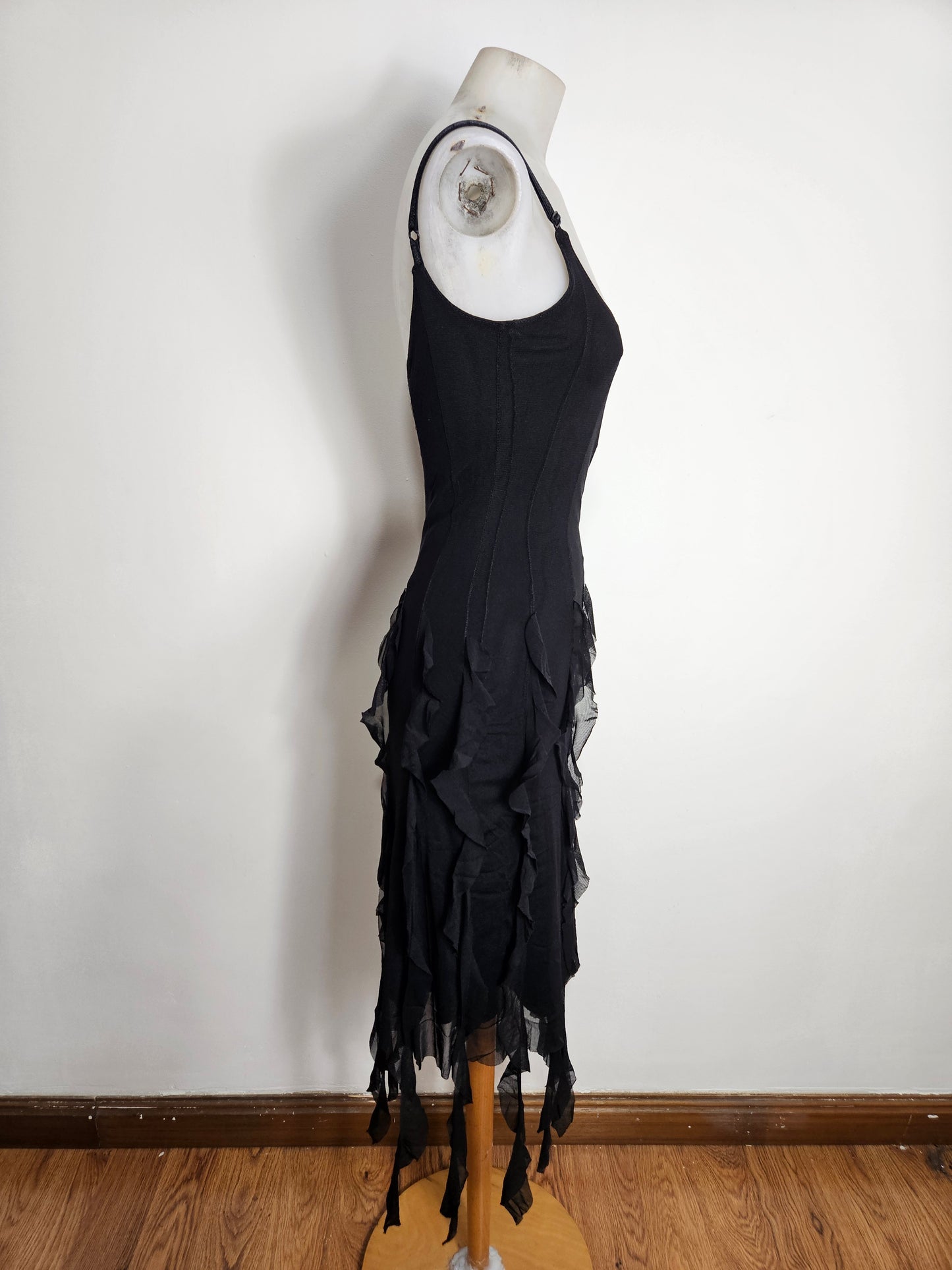 Vestido asimétrico de gasa con volantes