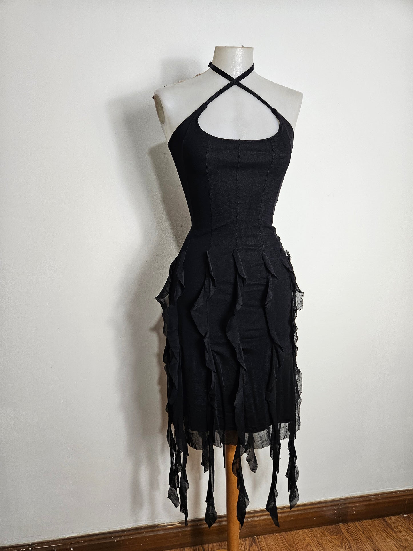 Vestido asimétrico de gasa con volantes