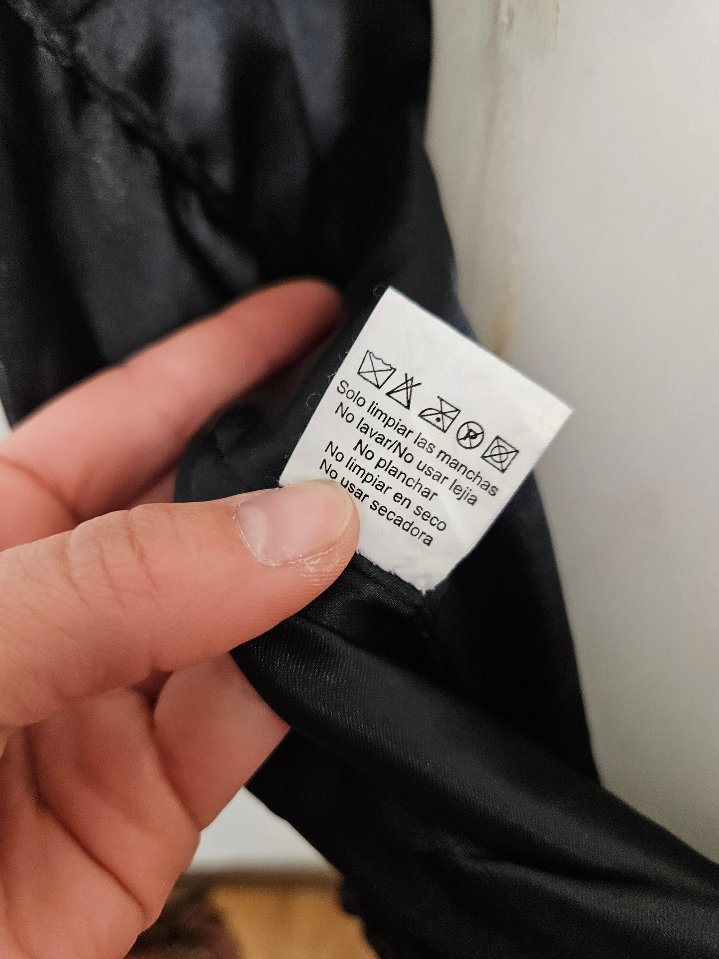 Robe en soie brodée de perles et sequins