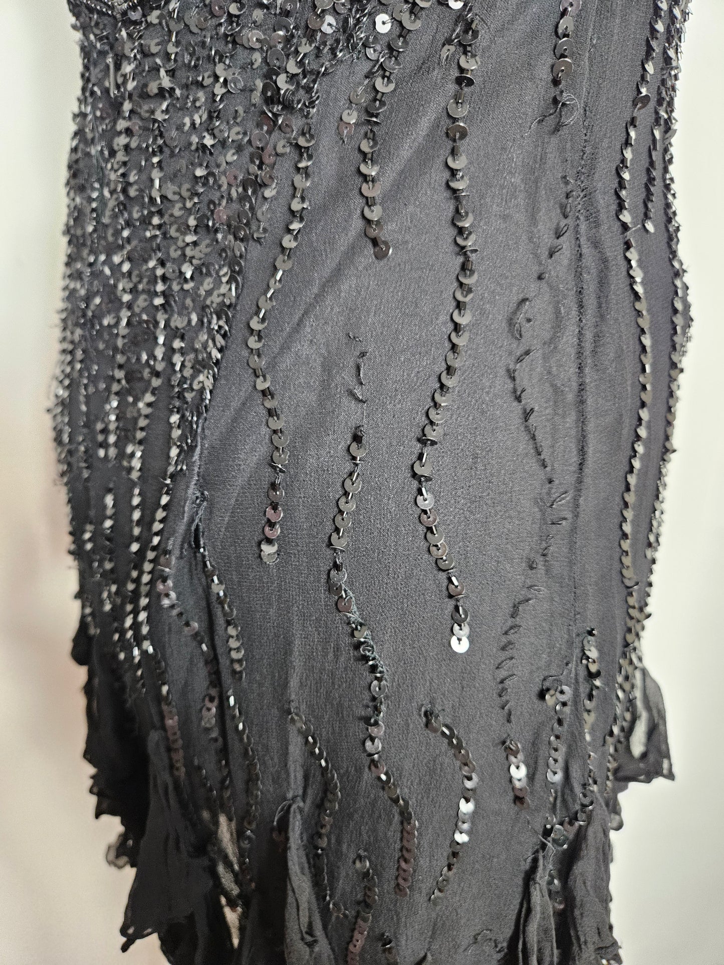 Robe en soie brodée de perles et sequins