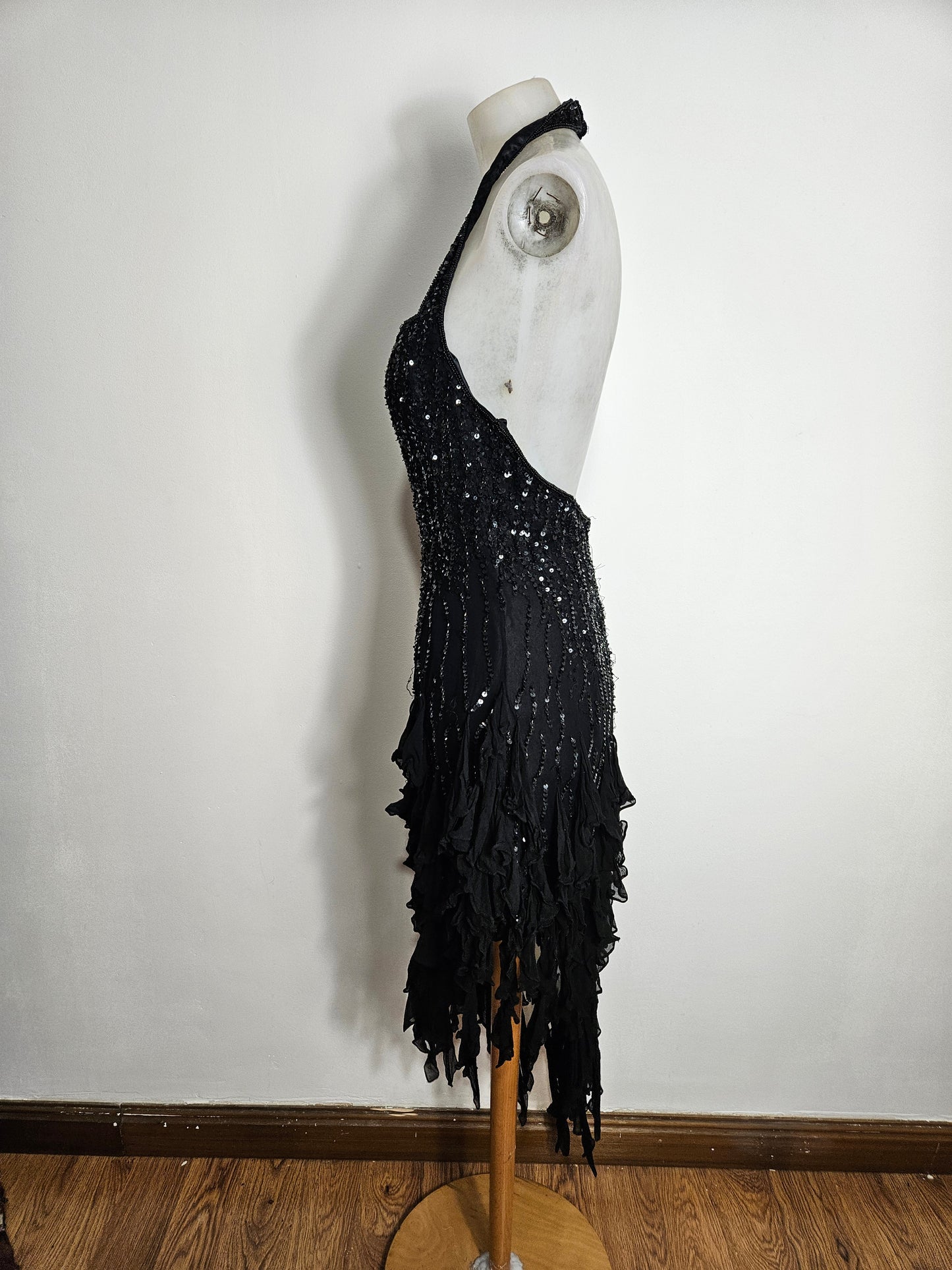 Robe en soie brodée de perles et sequins