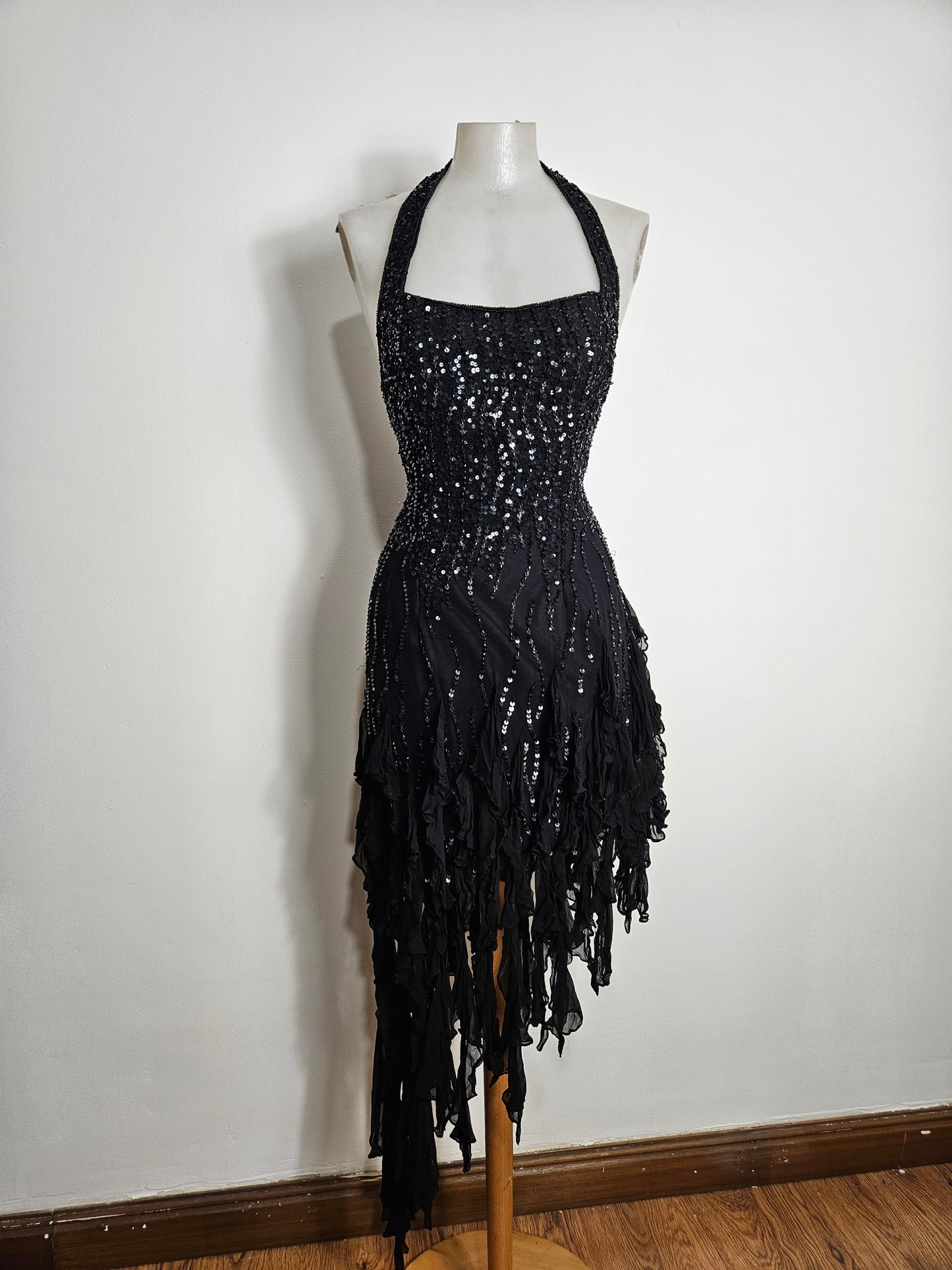 Robe en soie brodée de perles et sequins