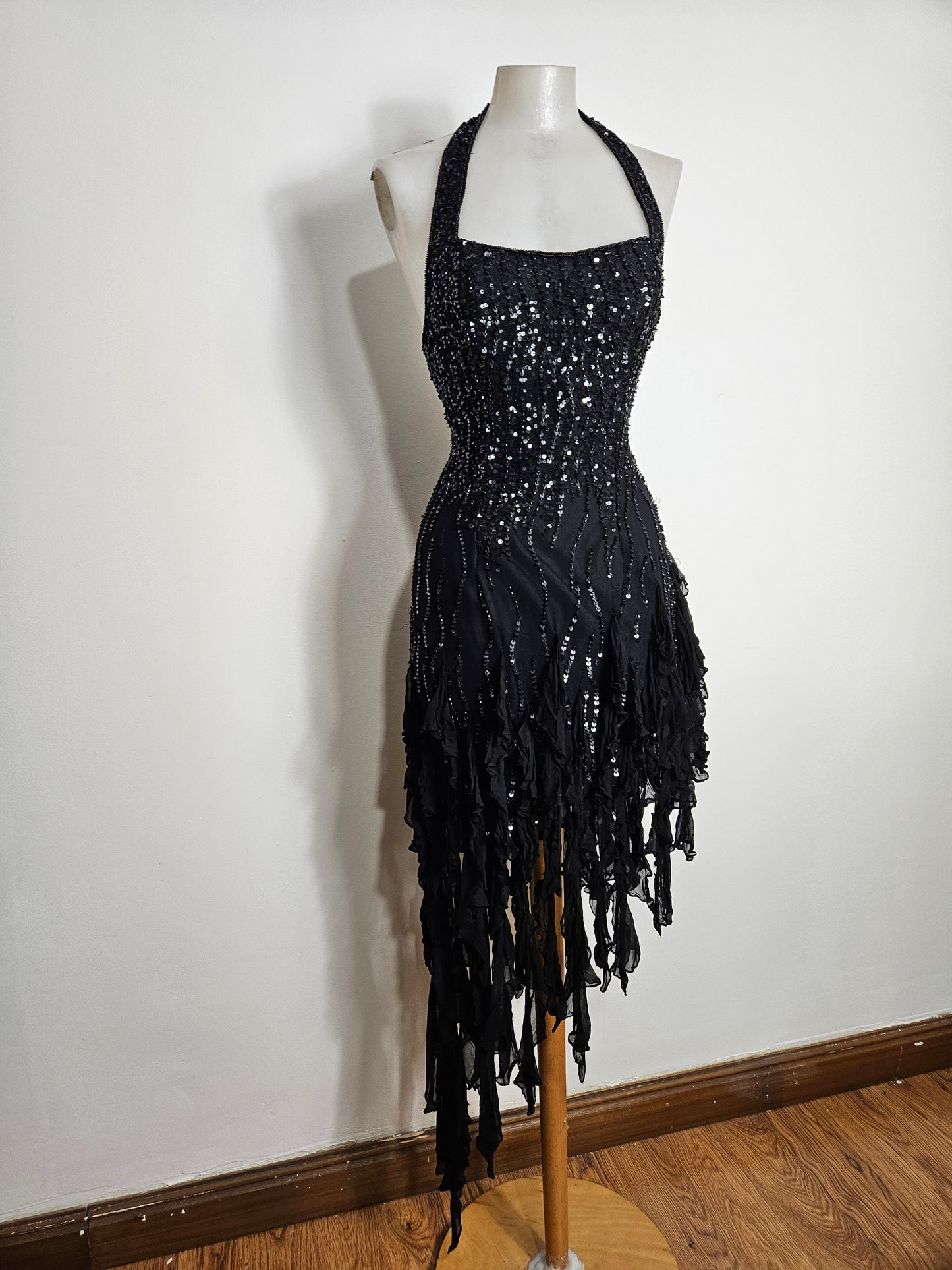 Robe en soie brodée de perles et sequins