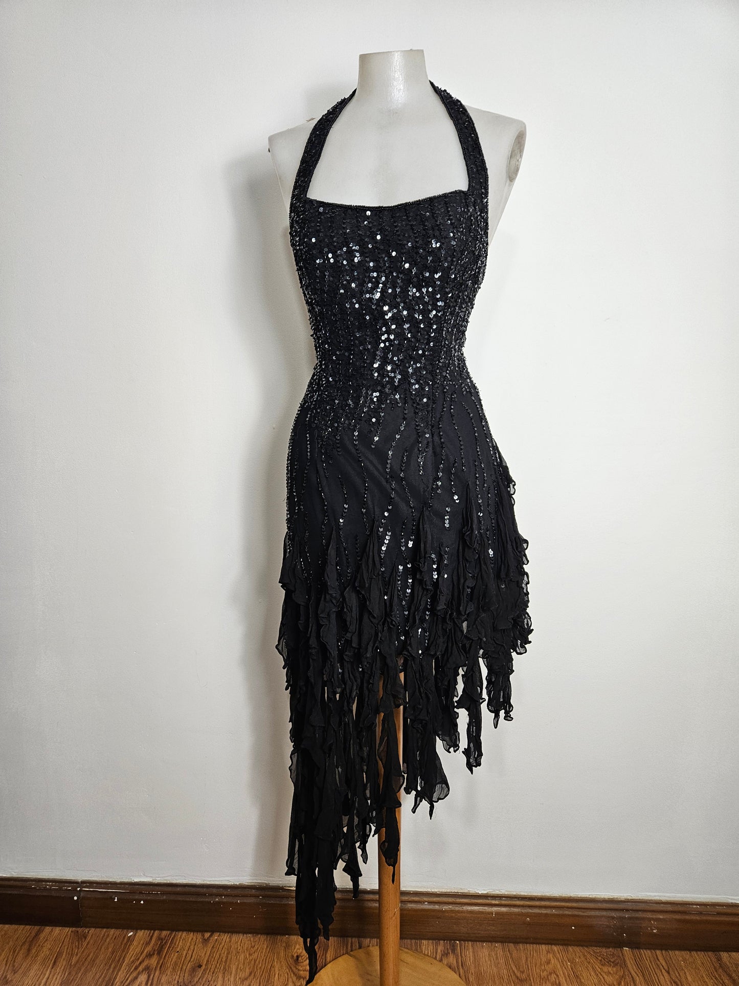 Robe en soie brodée de perles et sequins