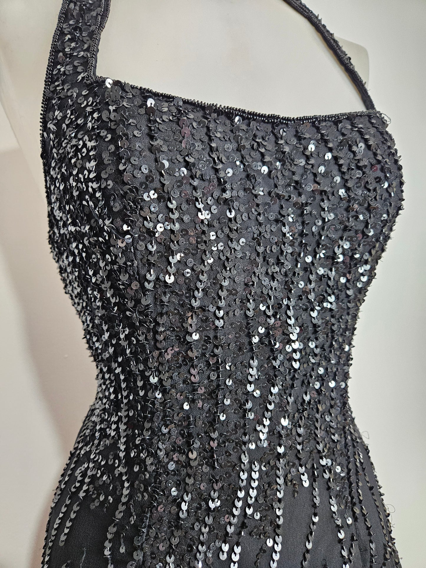 Robe en soie brodée de perles et sequins