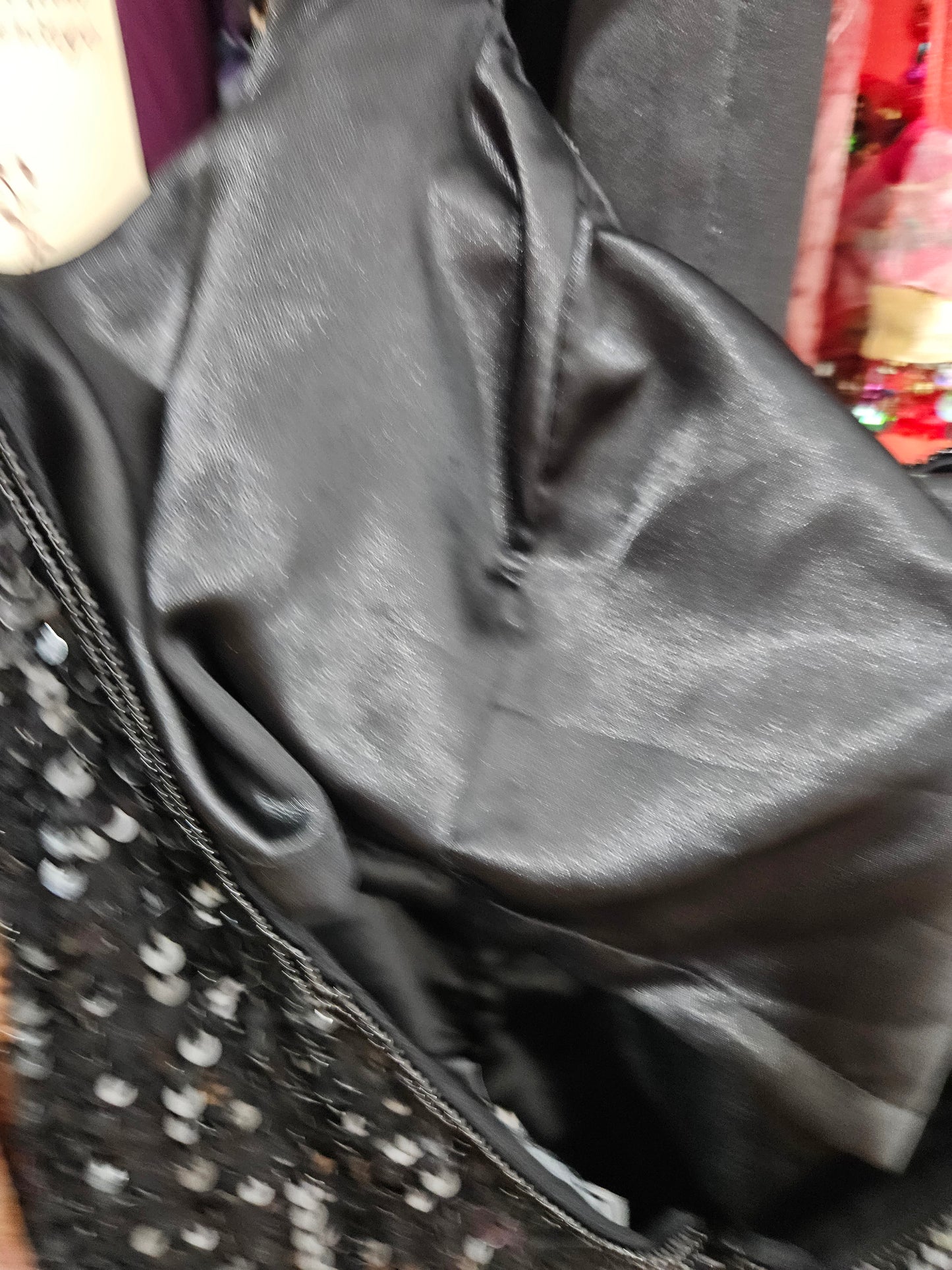 Robe en soie brodée de perles et sequins