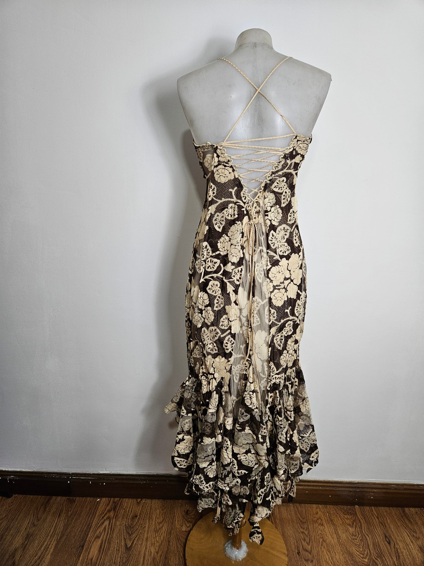 Robe dos nu en dentelle