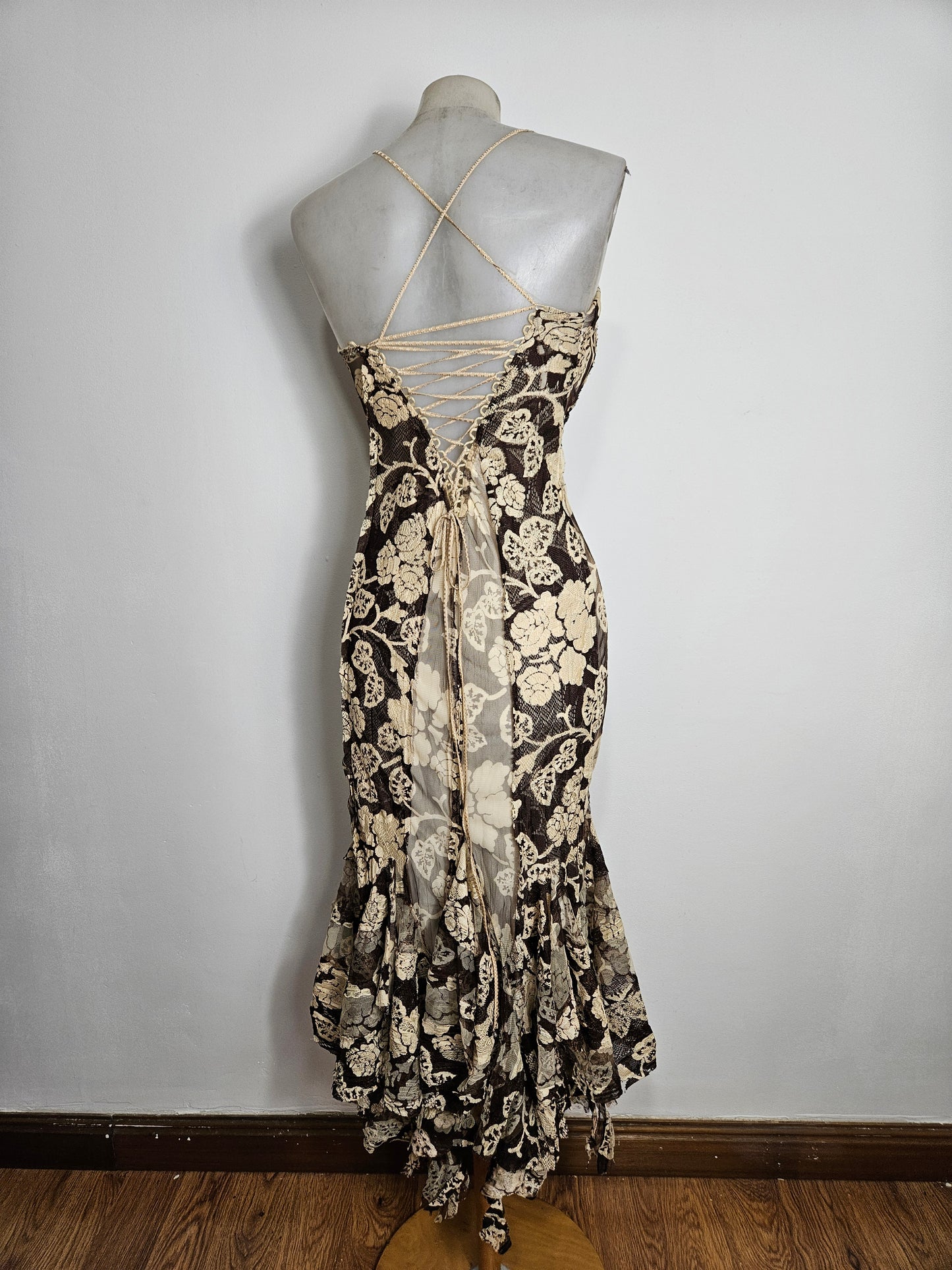 Robe dos nu en dentelle