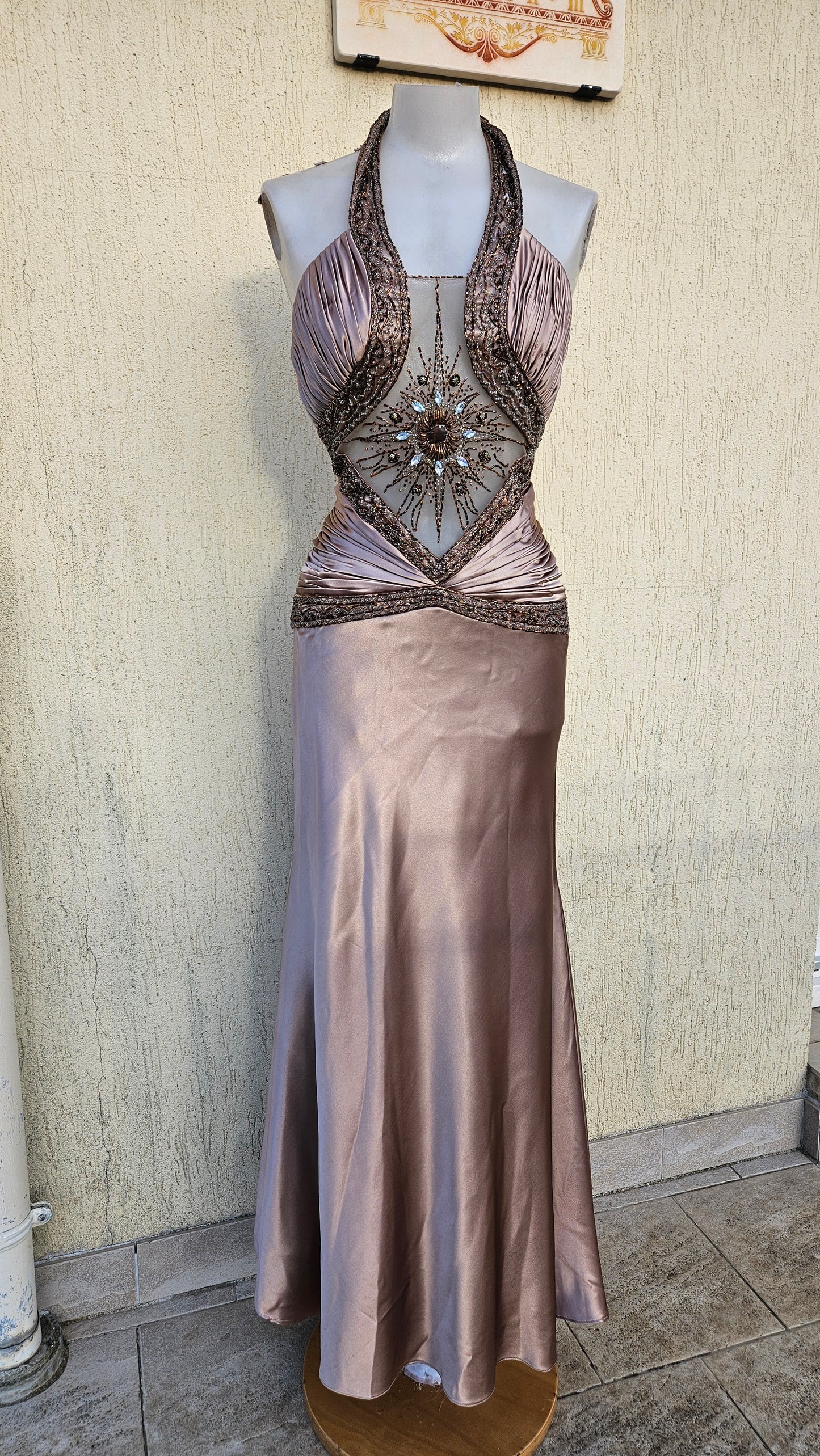 Robe dos nu satinée et brodée