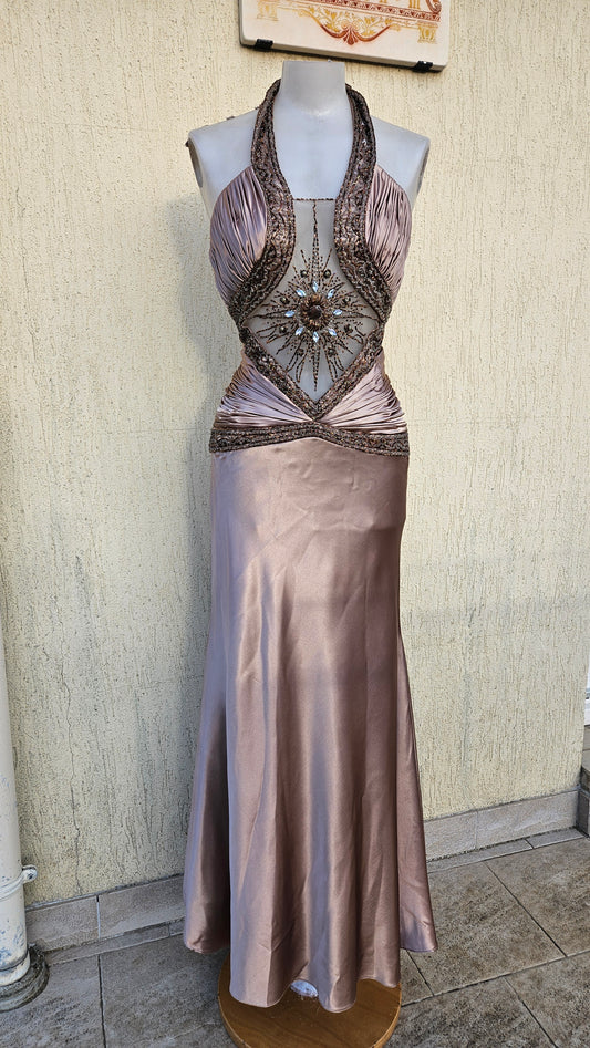 Robe dos nu satinée et brodée
