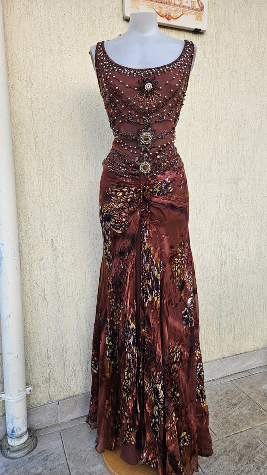 Robe en voile et soie brodée