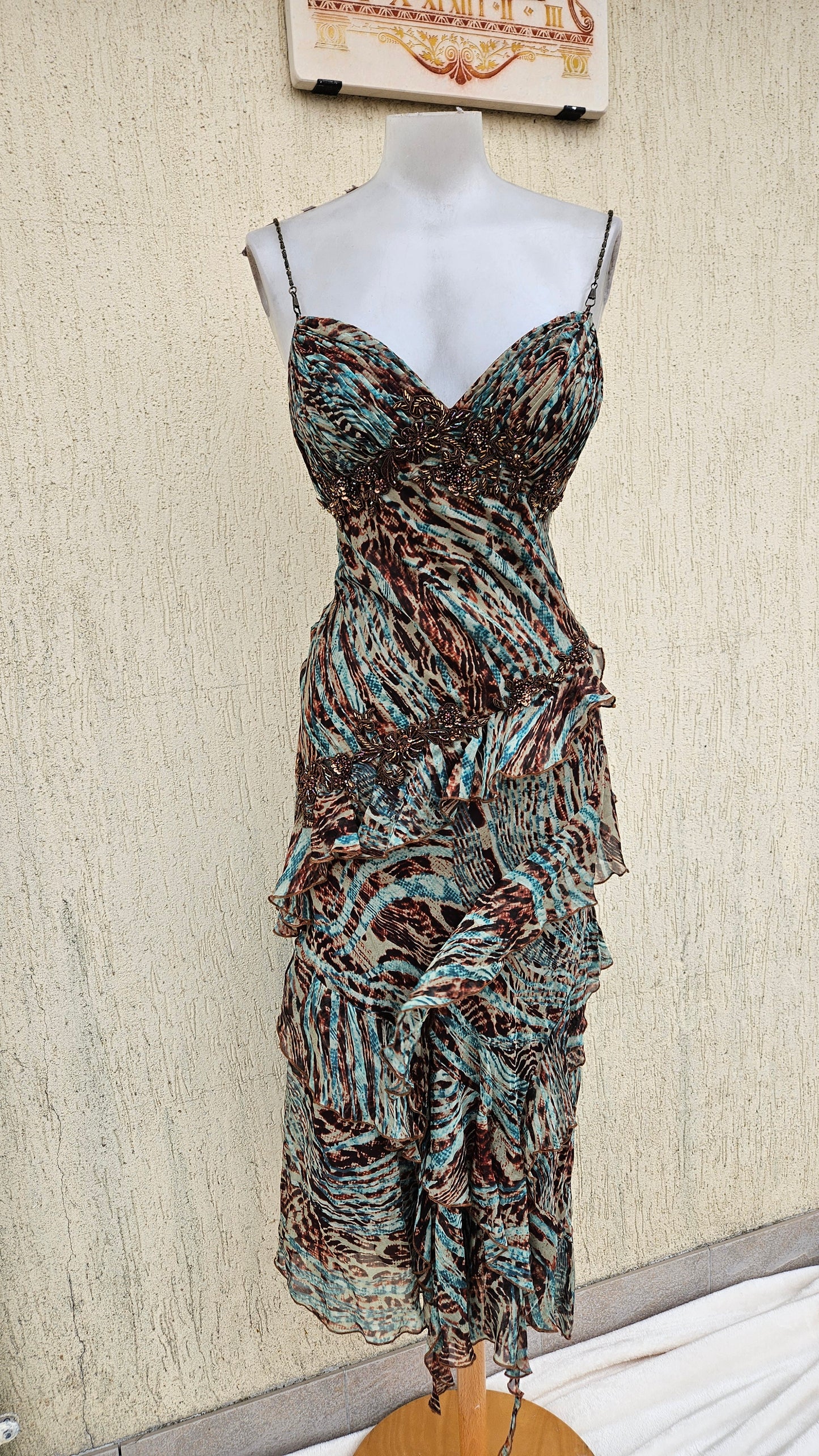 Robe en soie brodée à volants