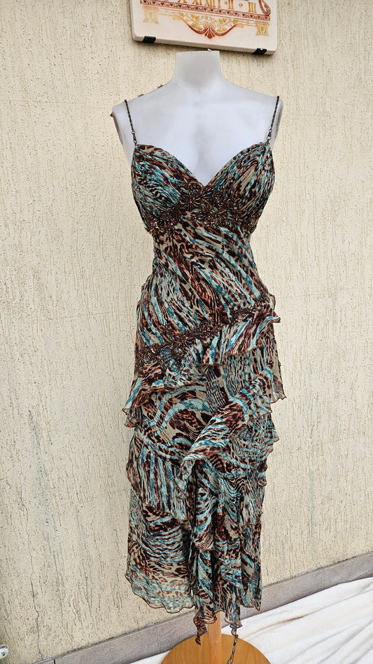 Robe en soie brodée à volants