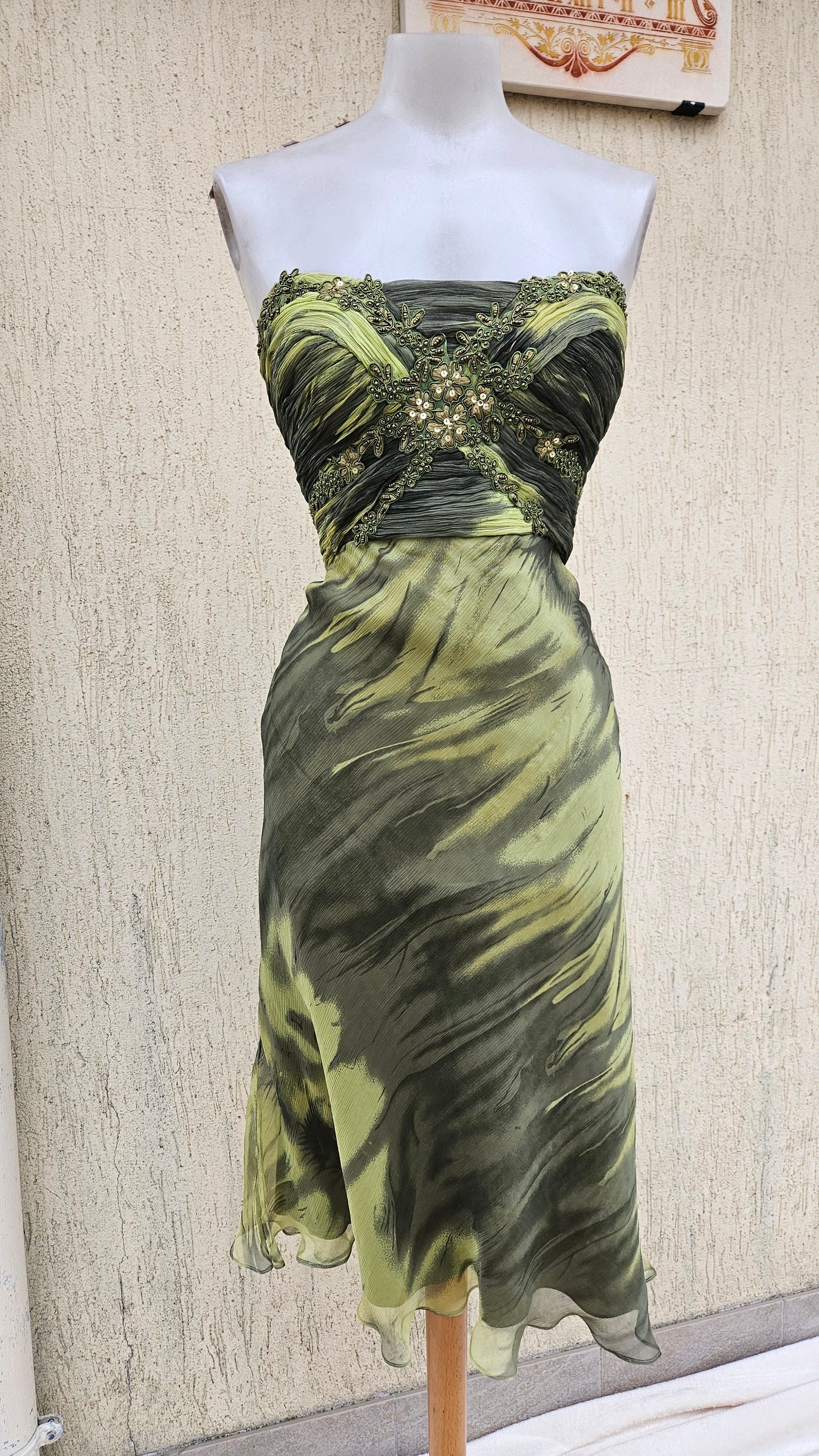 Robe en soie avec broderies