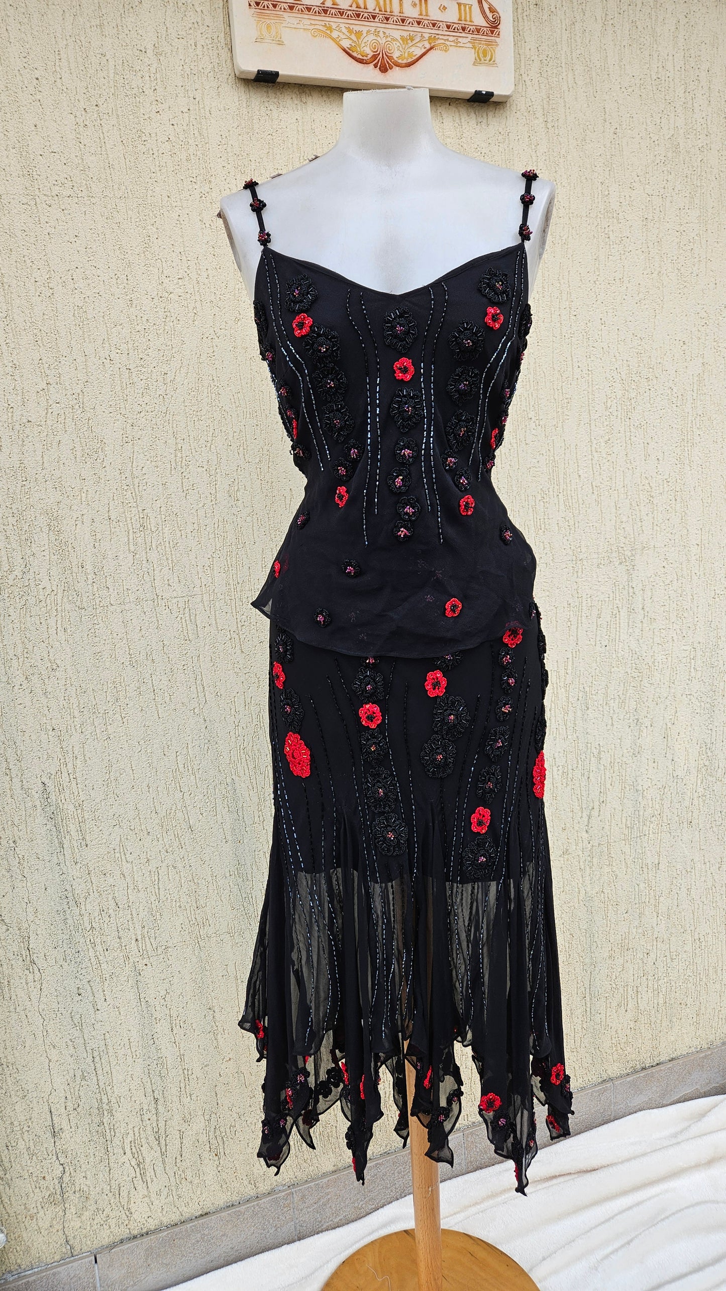 Ensemble noir brodé de roses rouges