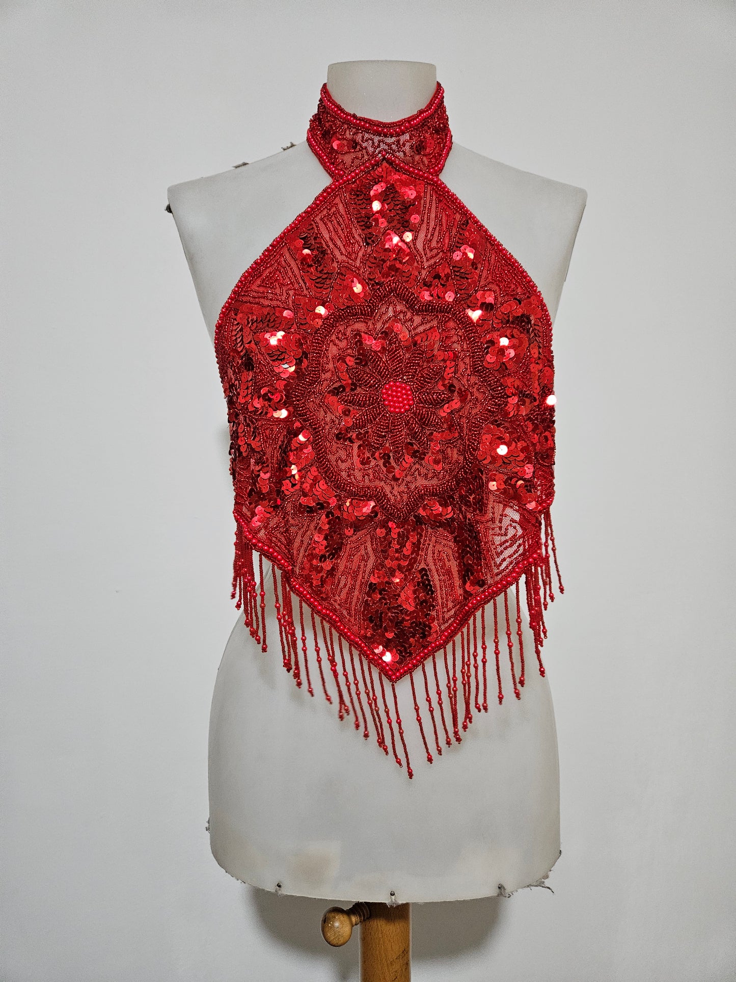 Vestido rojo sin espalda bordado con lentejuelas