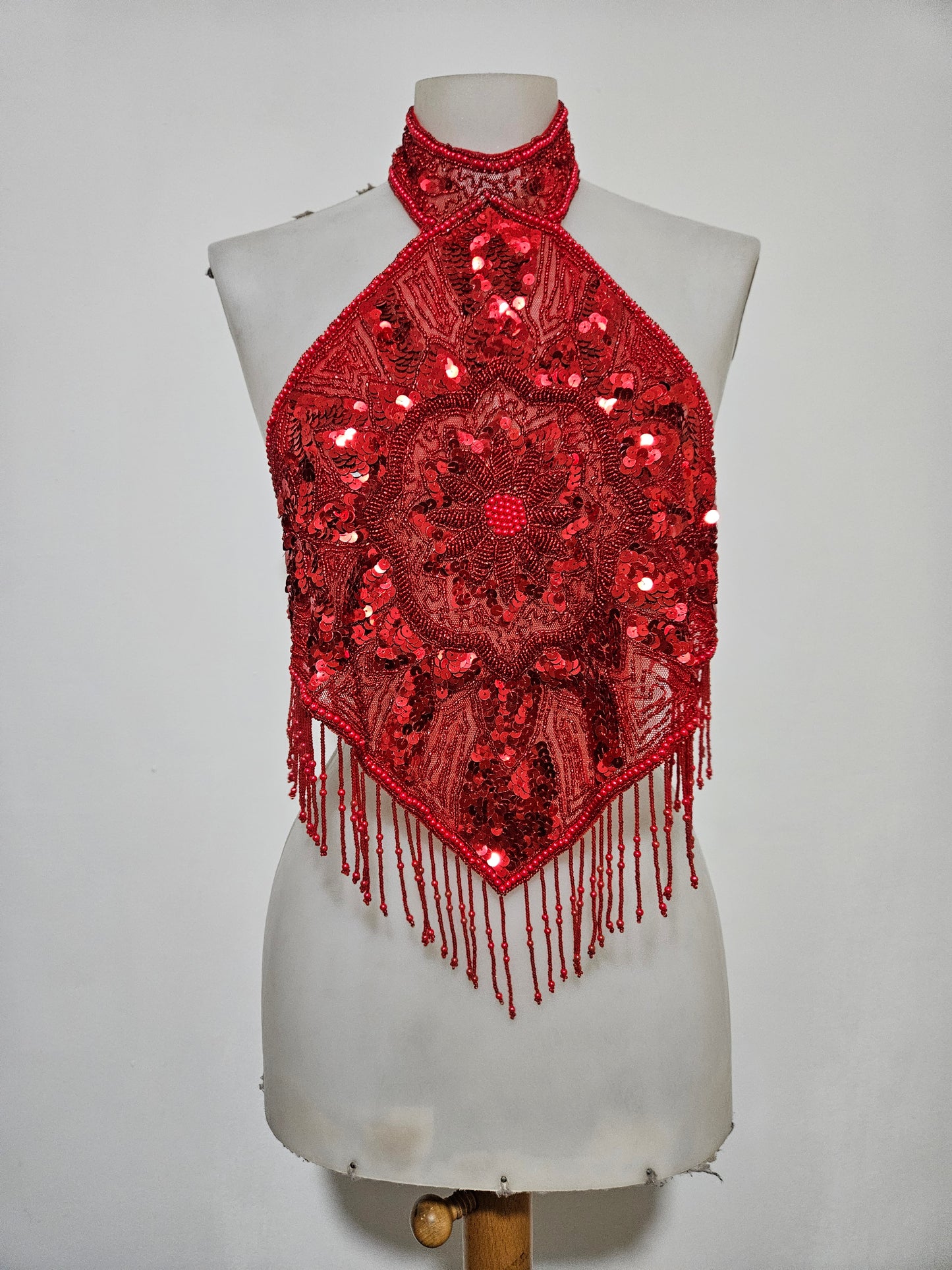 Vestido rojo sin espalda bordado con lentejuelas