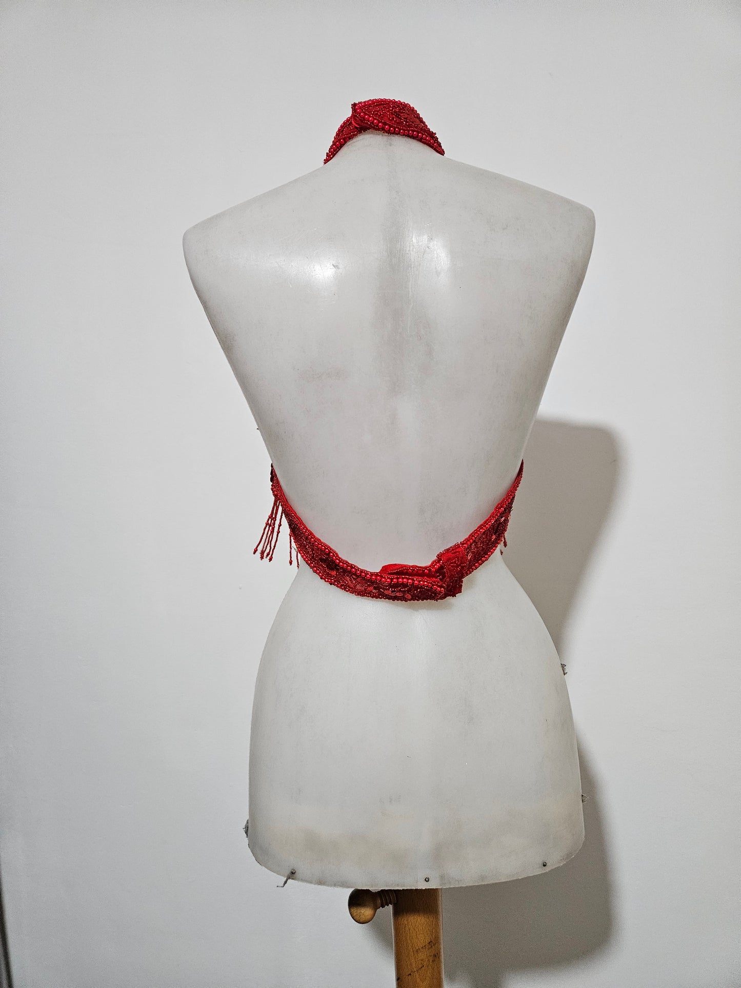 Vestido rojo sin espalda bordado con lentejuelas