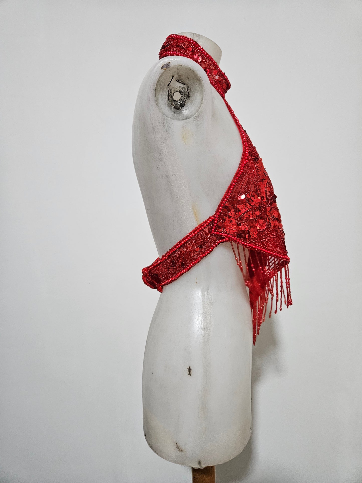 Vestido rojo sin espalda bordado con lentejuelas