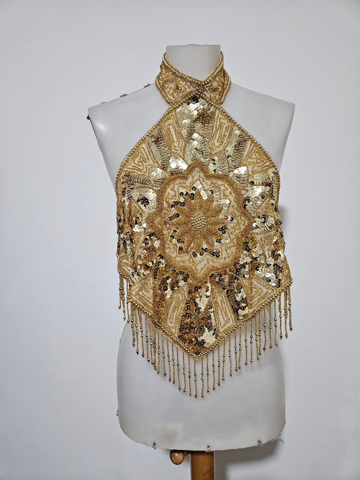 Dos nu brodé de sequins dorés