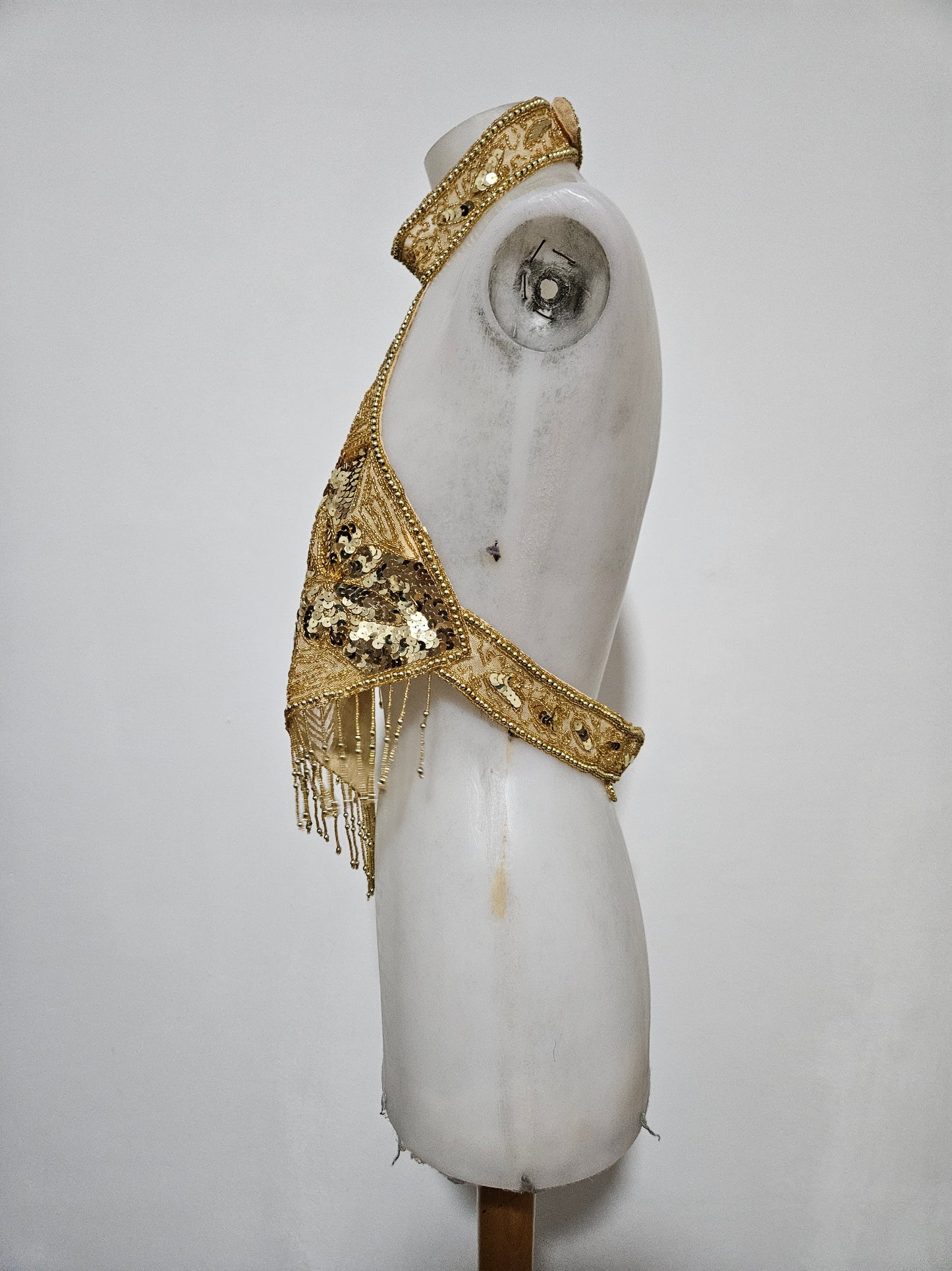 Dos nu brodé de sequins dorés