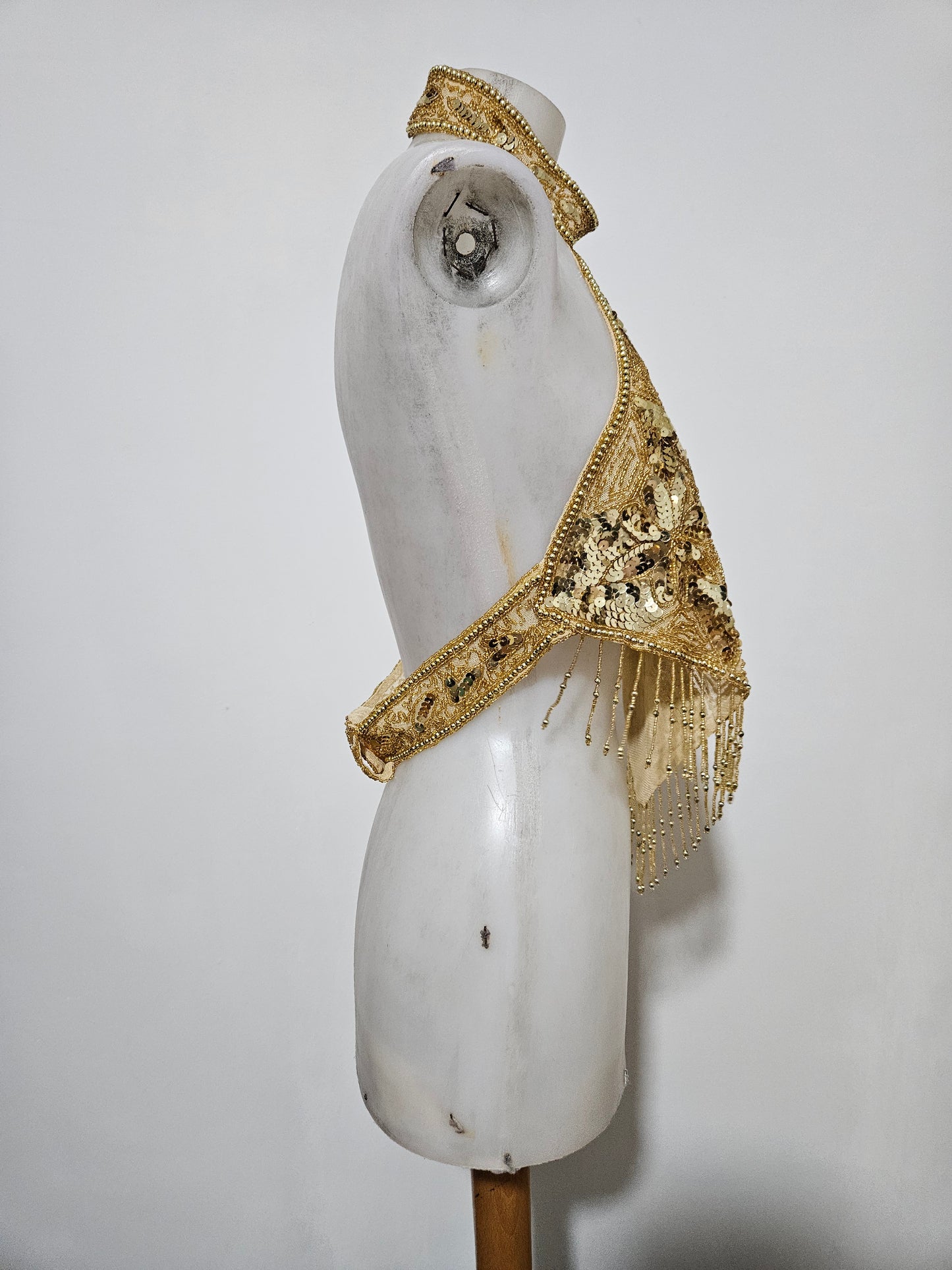 Dos nu brodé de sequins dorés