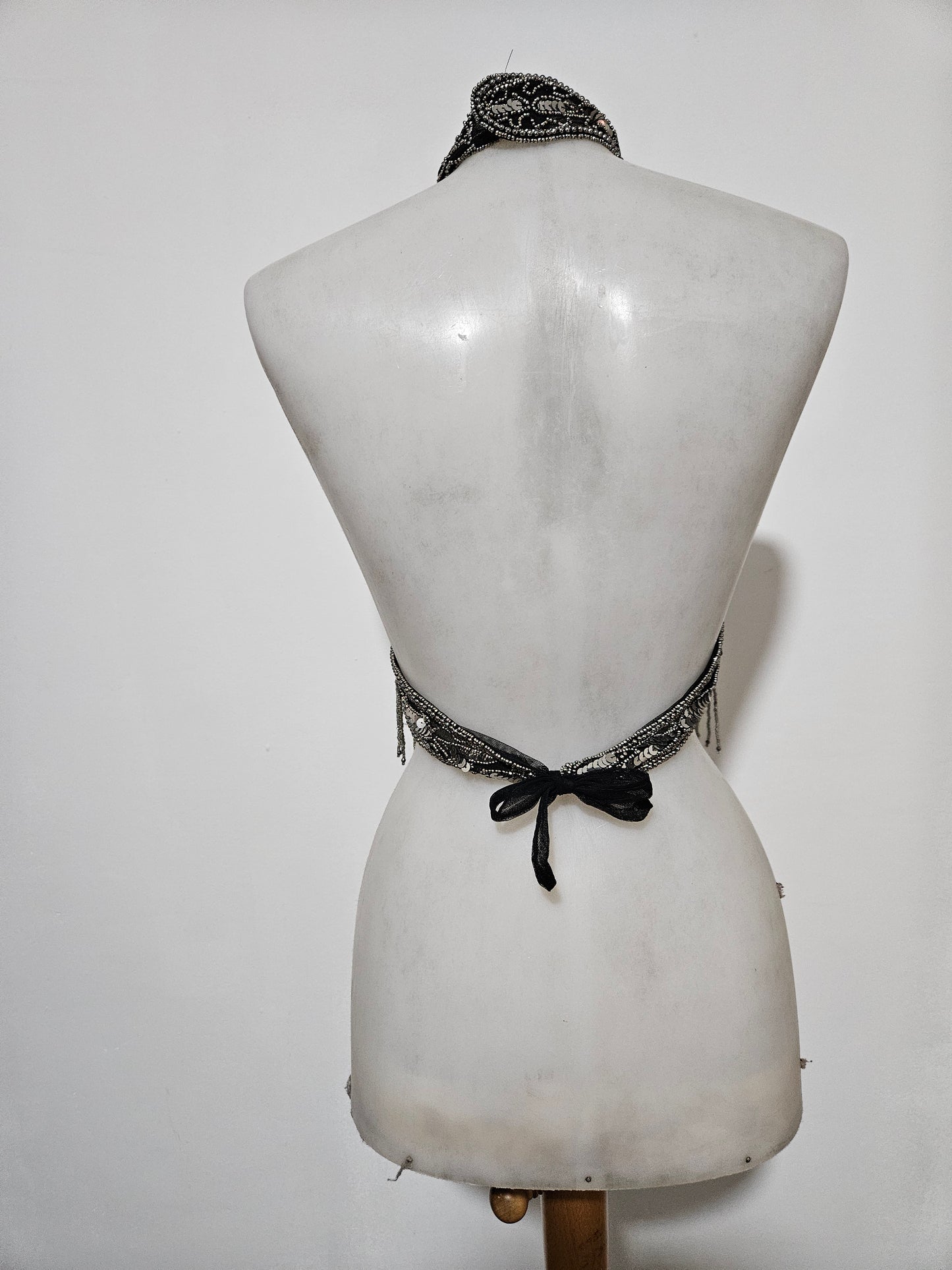 Open back embroidered with silver sequins