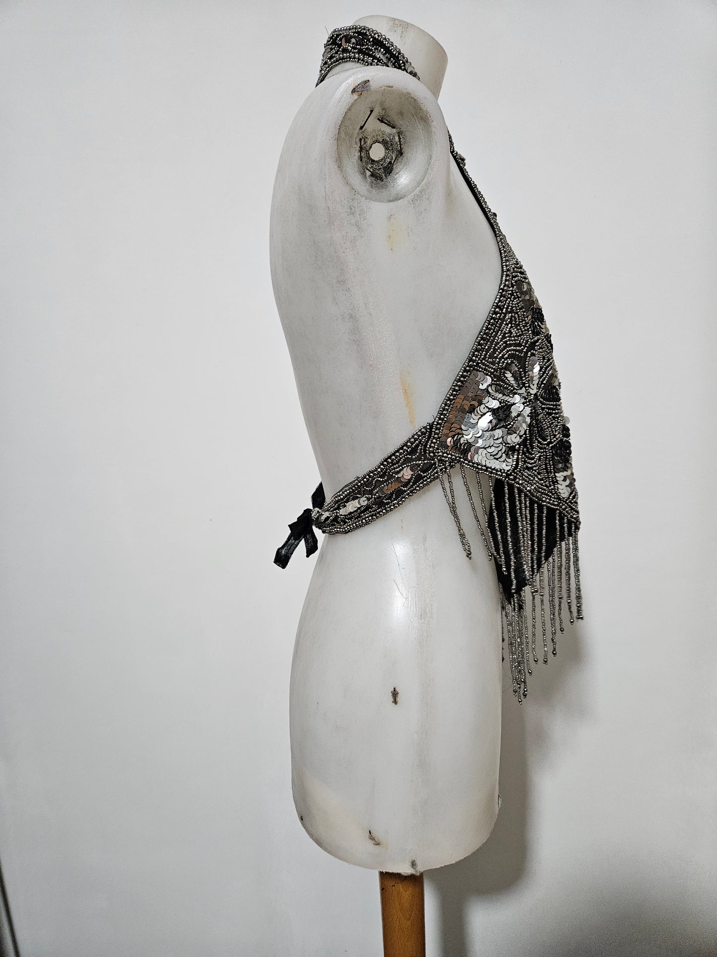 Open back embroidered with silver sequins