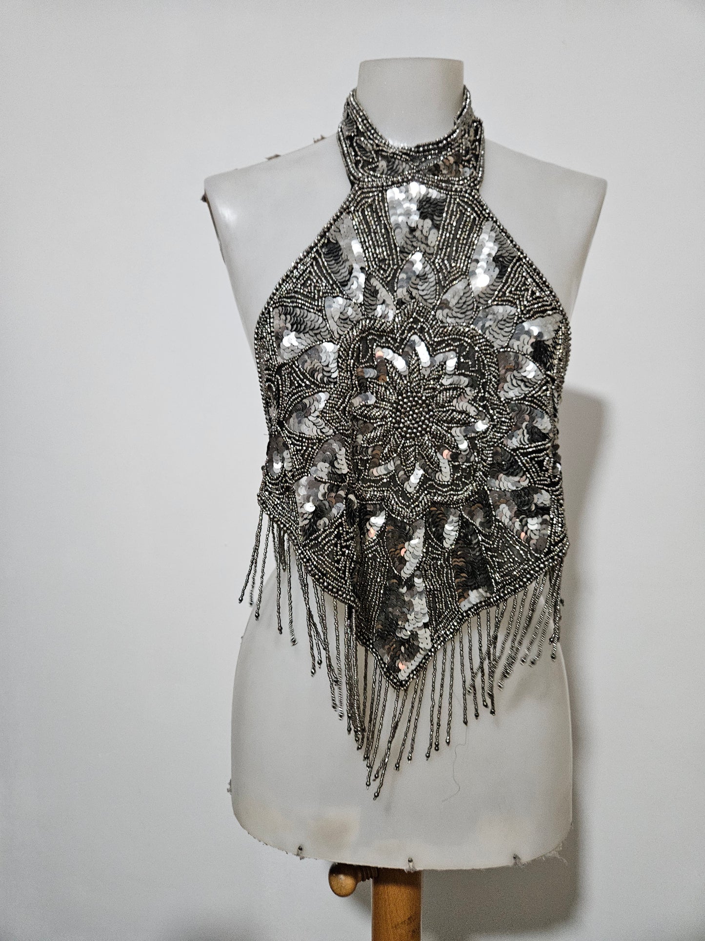 Open back embroidered with silver sequins