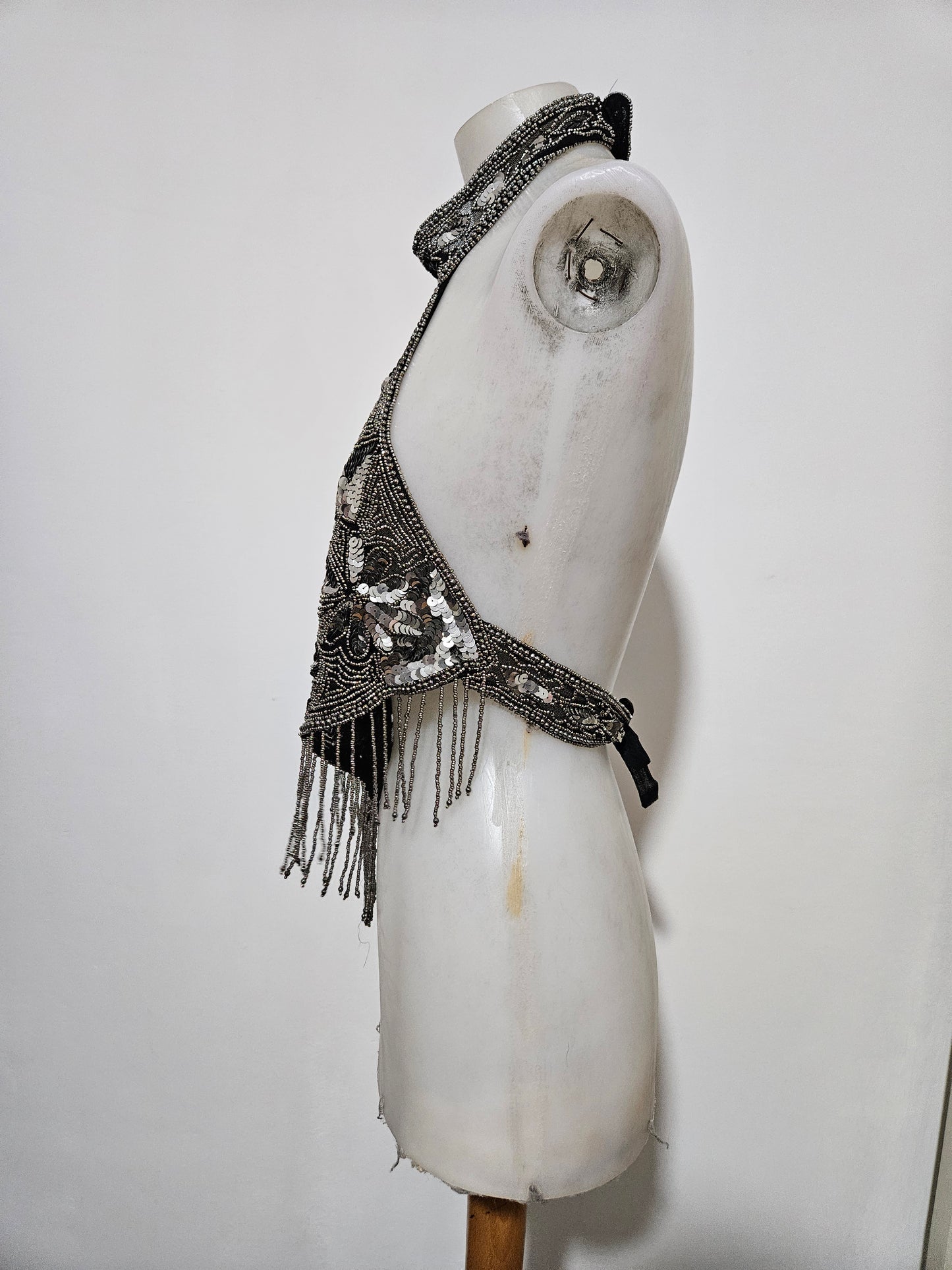 Open back embroidered with silver sequins