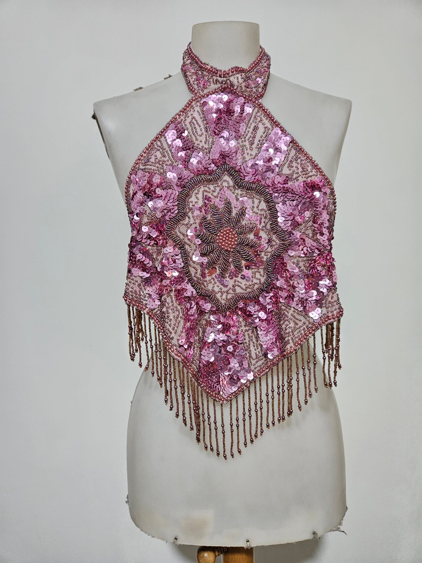 Vestido rosa sin espalda bordado con lentejuelas