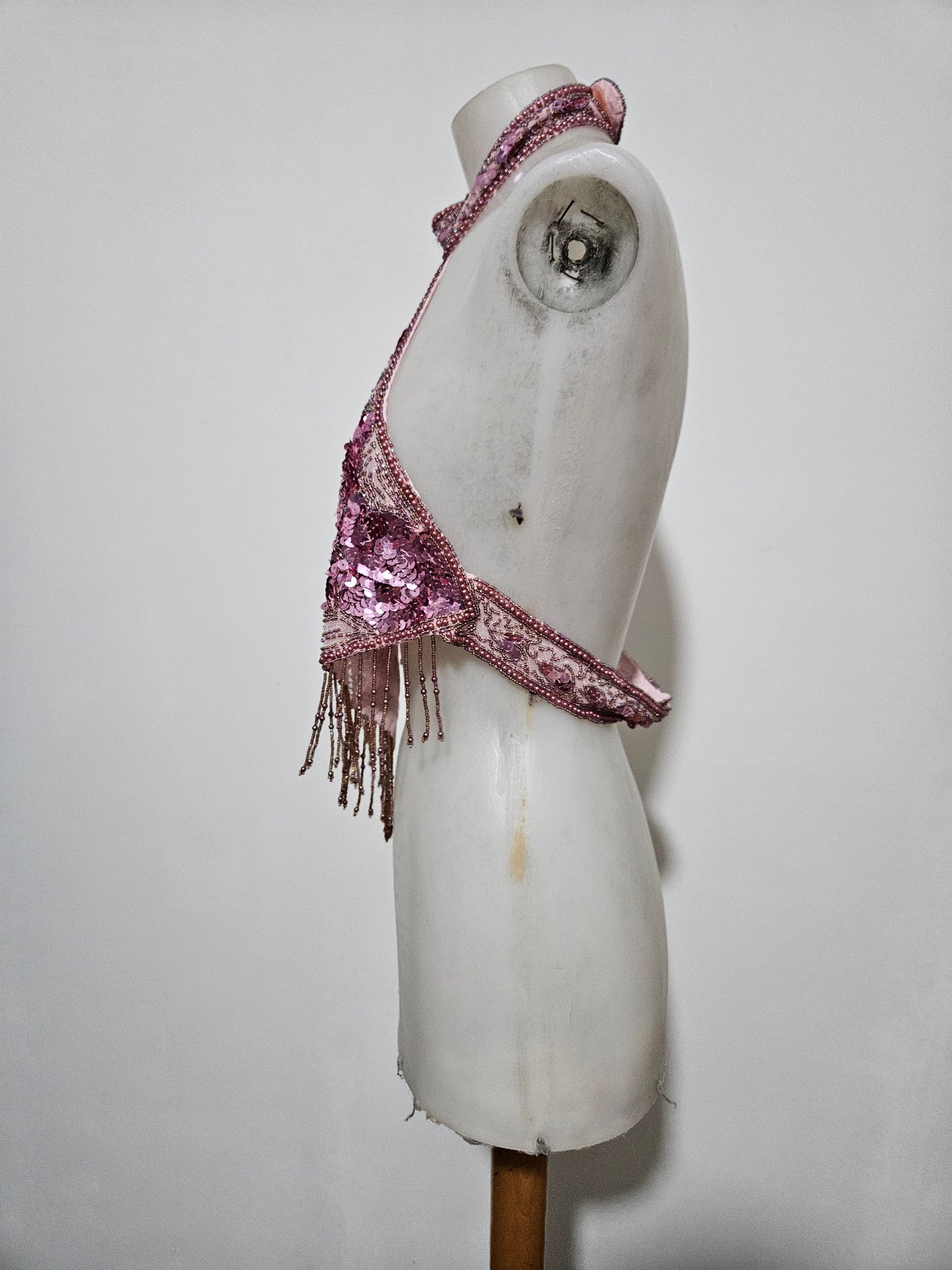 Vestido rosa sin espalda bordado con lentejuelas